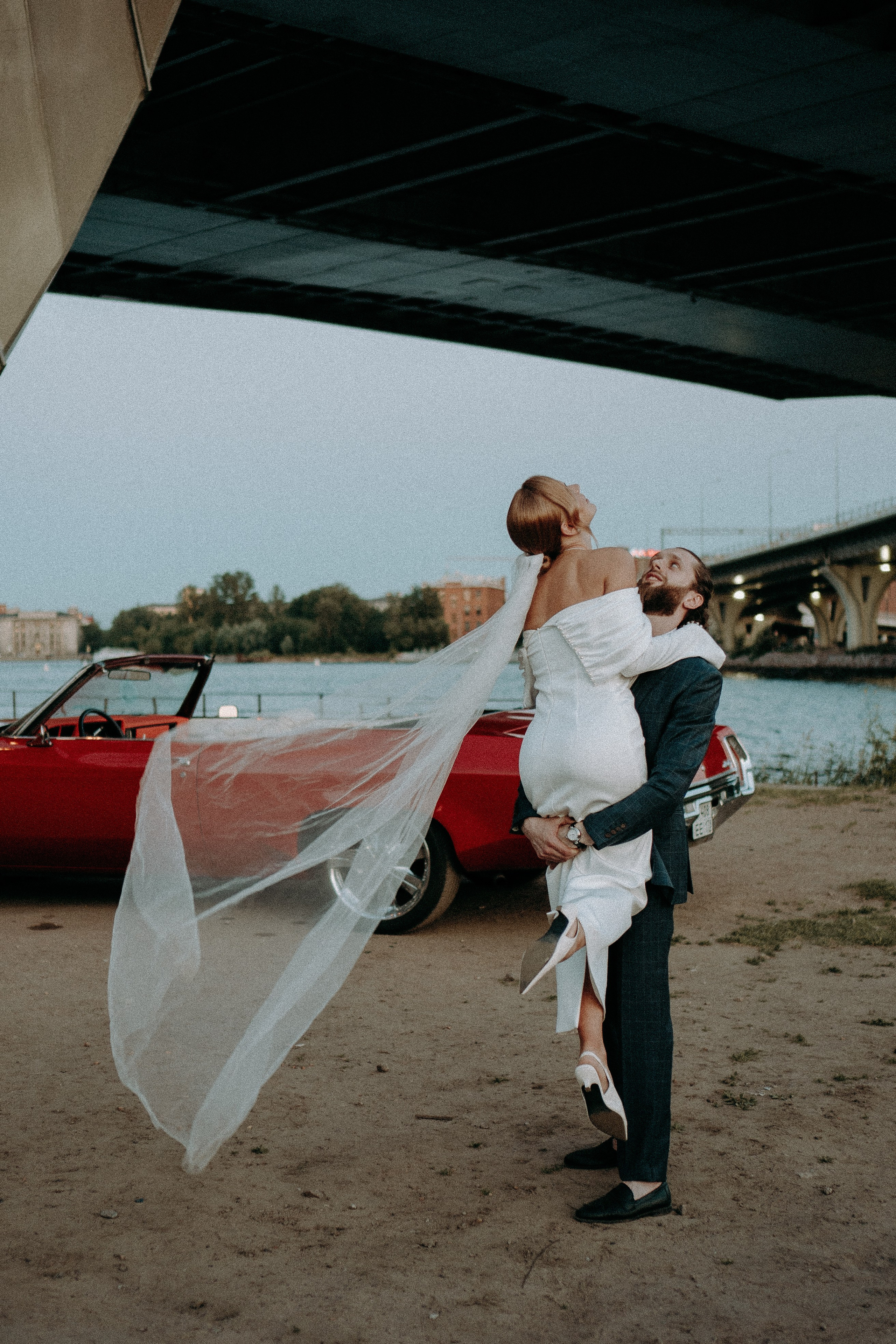 СВАДЕБНАЯ СЬЕМКА ВОЗЛЕ МСОТА БЕТАНКУРА НА КАБРИОЛЕТЕ. Профессиональный фотограф, Санкт-Петербург — Виктория Богомолова