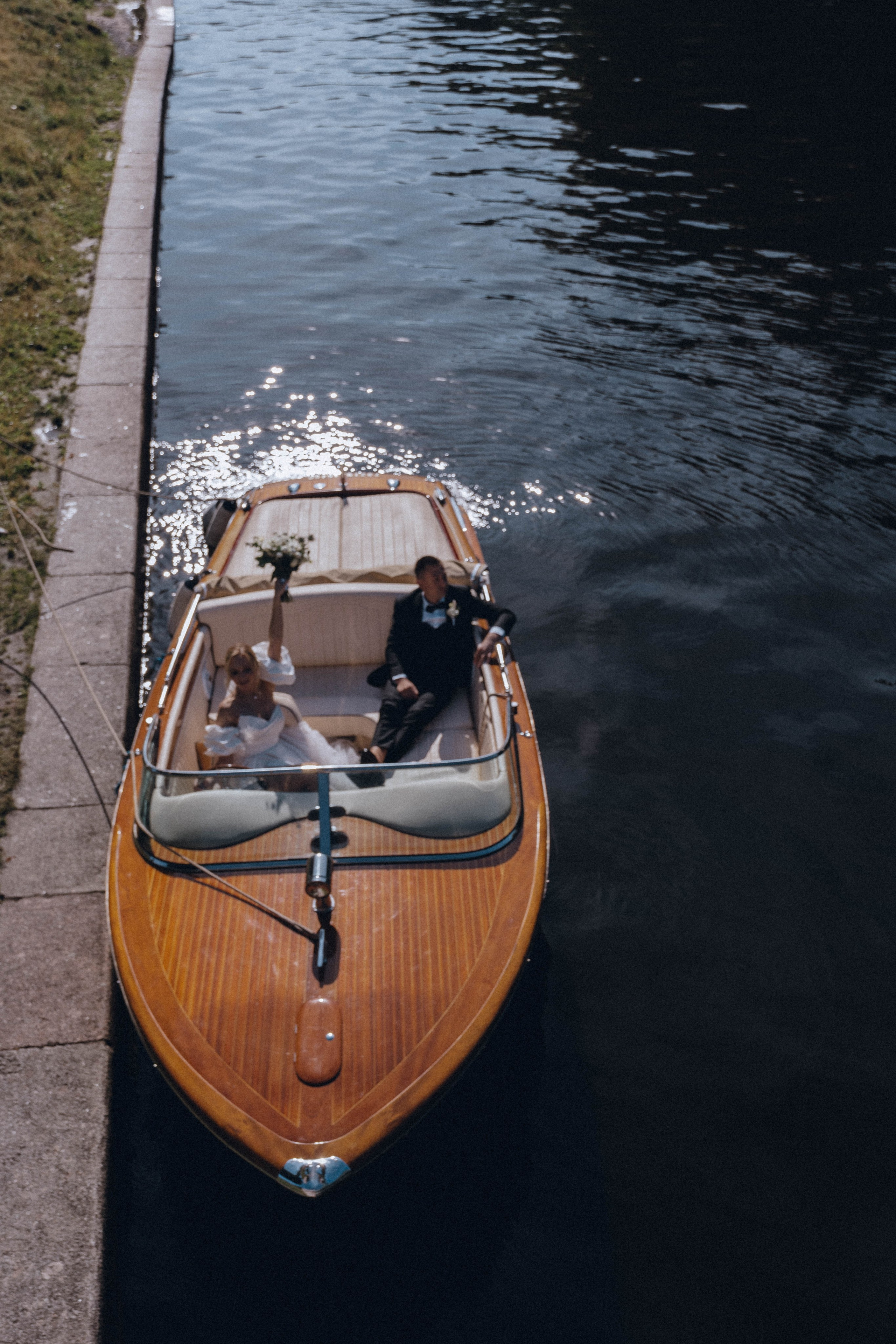 СВАДЕНБНАЯ СЬЕМКА НА КАТЕРЕ ПО КАНАЛАМ САНКТ-ПЕТЕРБУРГА И В АКВАТОРИИ НЕВЫ. Профессиональный фотограф, Санкт-Петербург — Виктория Богомолова