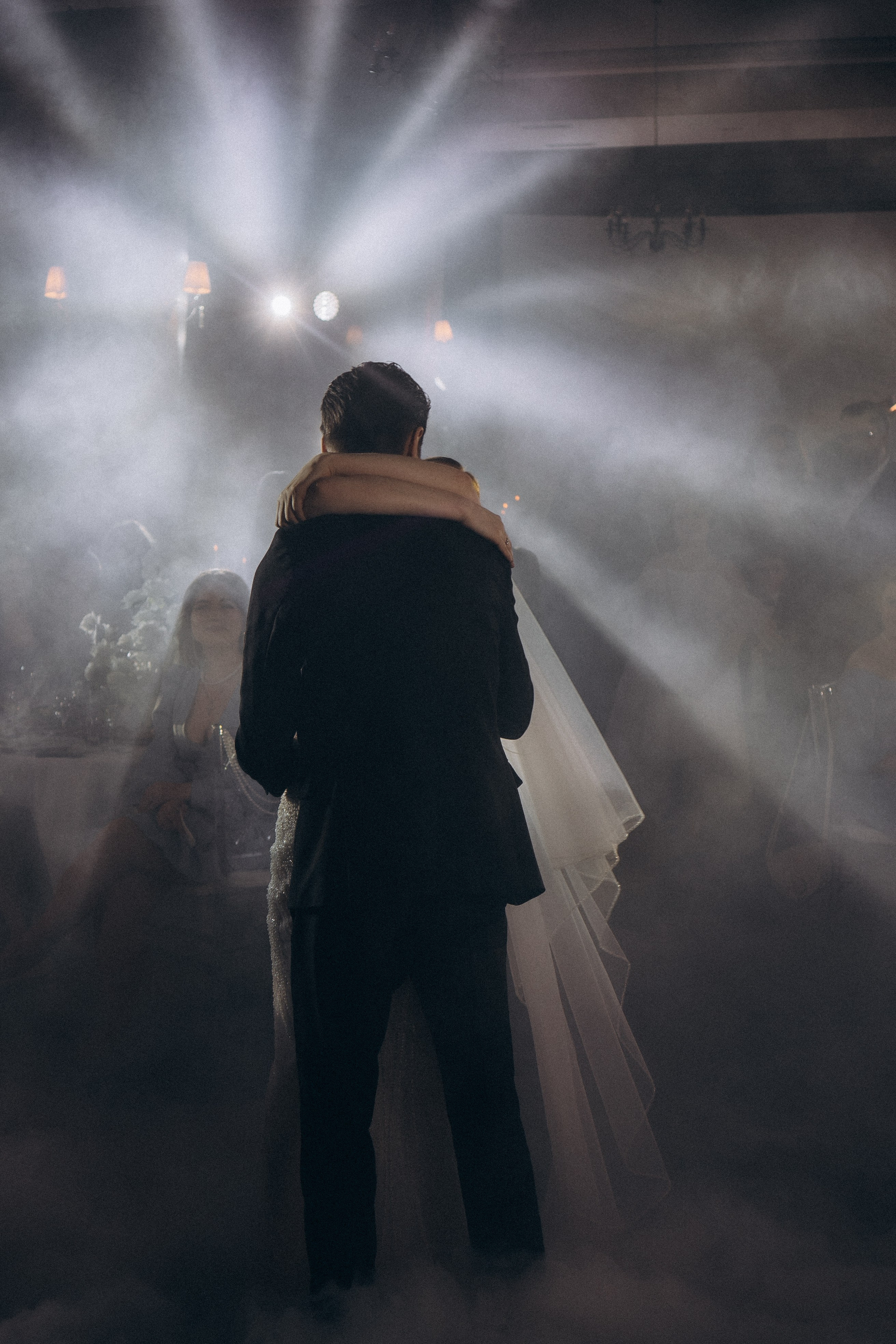 ПЕРВЫЙ ТАНЕЦ МОЛОДЫХ НА БАНКЕТЕ. ТРОГАТЕЛЬНЫЙ МОМЕНТ (СНЯТО В СИБИРЕ В НИЖНЕВАРТОВСКЕ). Профессиональный фотограф, Санкт-Петербург — Виктория Богомолова