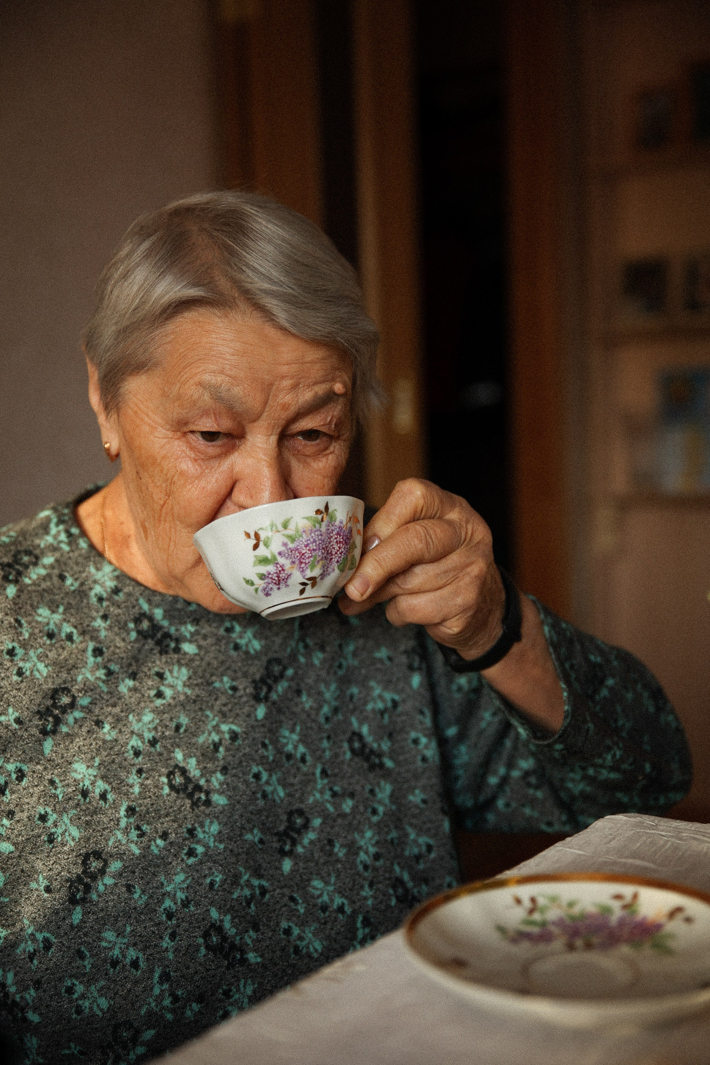 Семейная фотосессия домашняя фотосессия бабушка в гостях у бабушки. Фотограф Владимир Москва