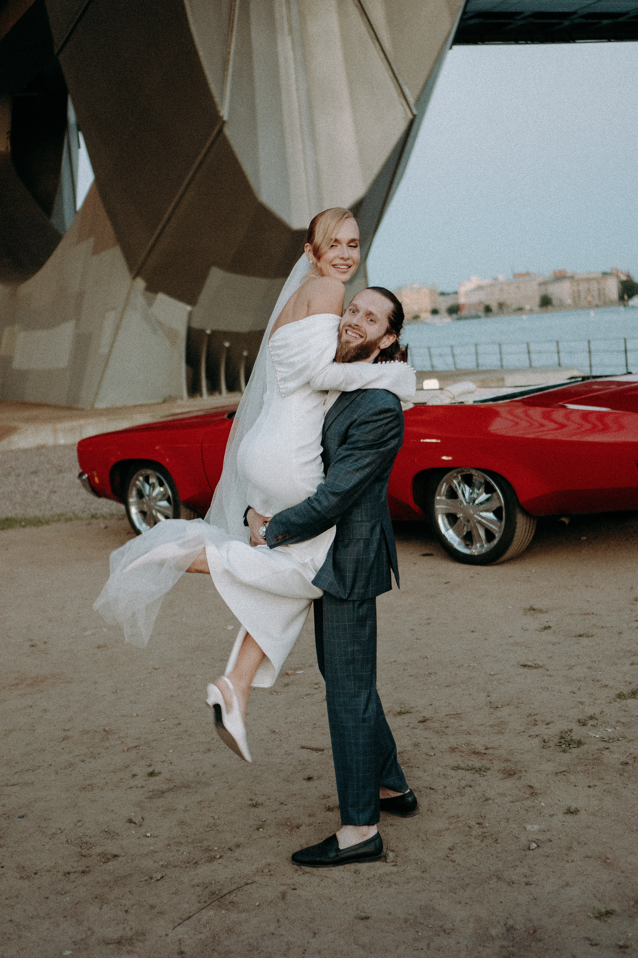 СВАДЕБНАЯ СЬЕМКА ВОЗЛЕ МСОТА БЕТАНКУРА НА КАБРИОЛЕТЕ. Профессиональный фотограф, Санкт-Петербург — Виктория Богомолова