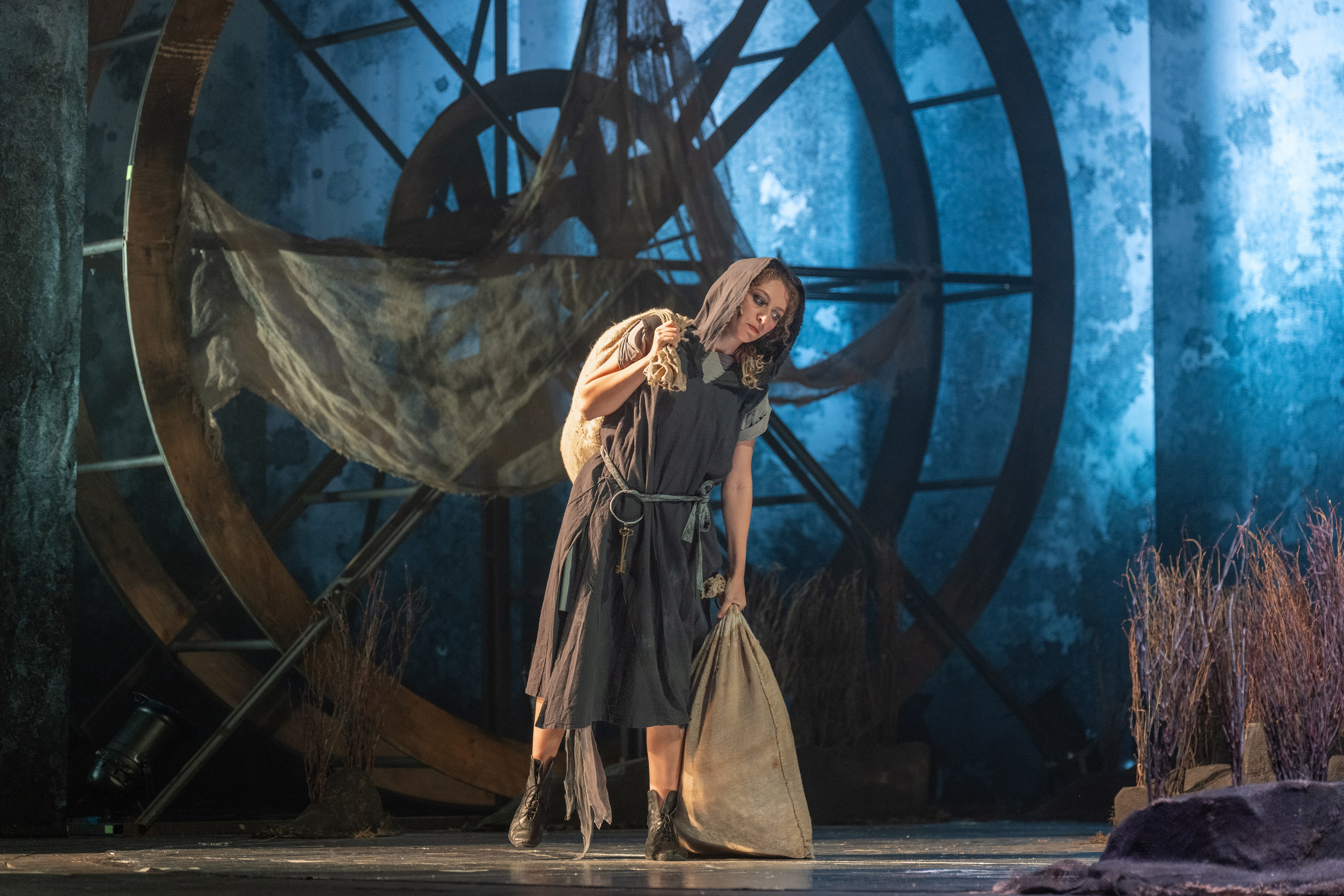 Алтайский молодёжный театр: Яга. Сайт фотографа Сергея Абрамова