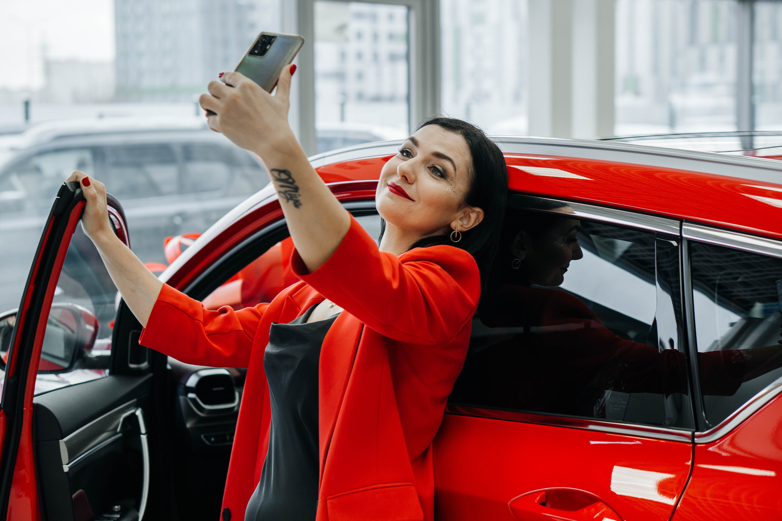 В автосалоне. Получение ключей от автомобиля. Женский, семейный и детский фотограф в Тюмени Диана Осипова