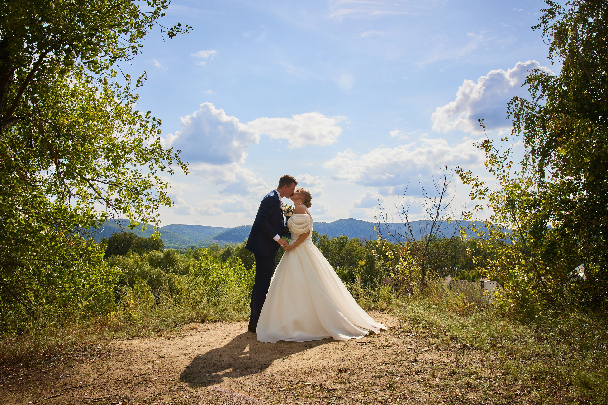 свадебный поцелуй жениха и невесты