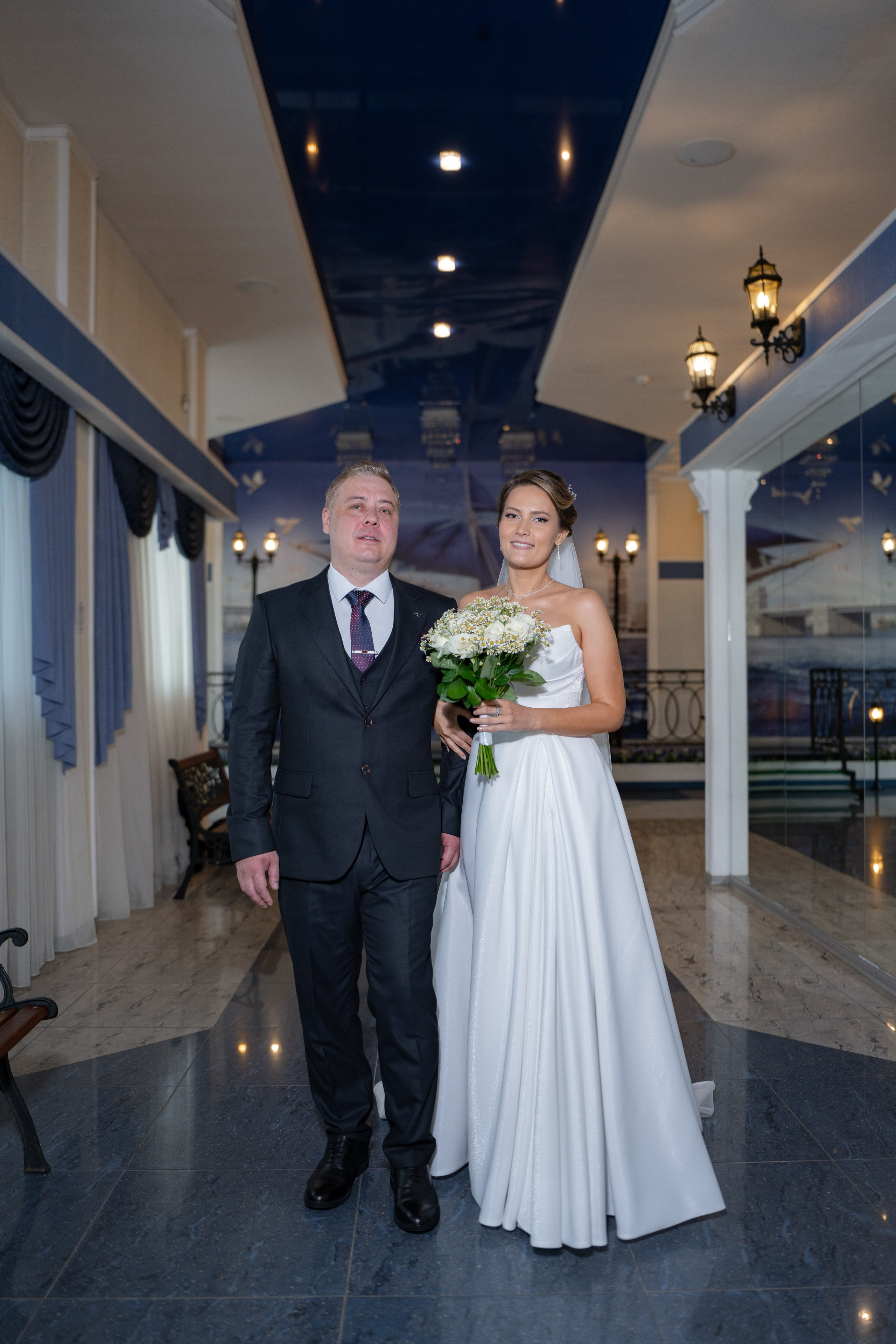 Жених и невеста в загсе Невского района на свадебной фотосессии в коридоре загса