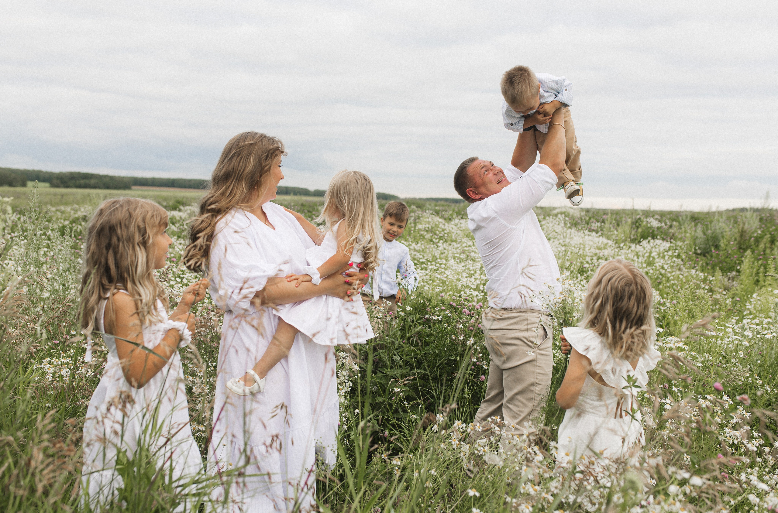 Маша и Миша и их веселая компания (пикник в поле). Семейный и свадебный фотограф в Екатеринбурге Орлова Ирина