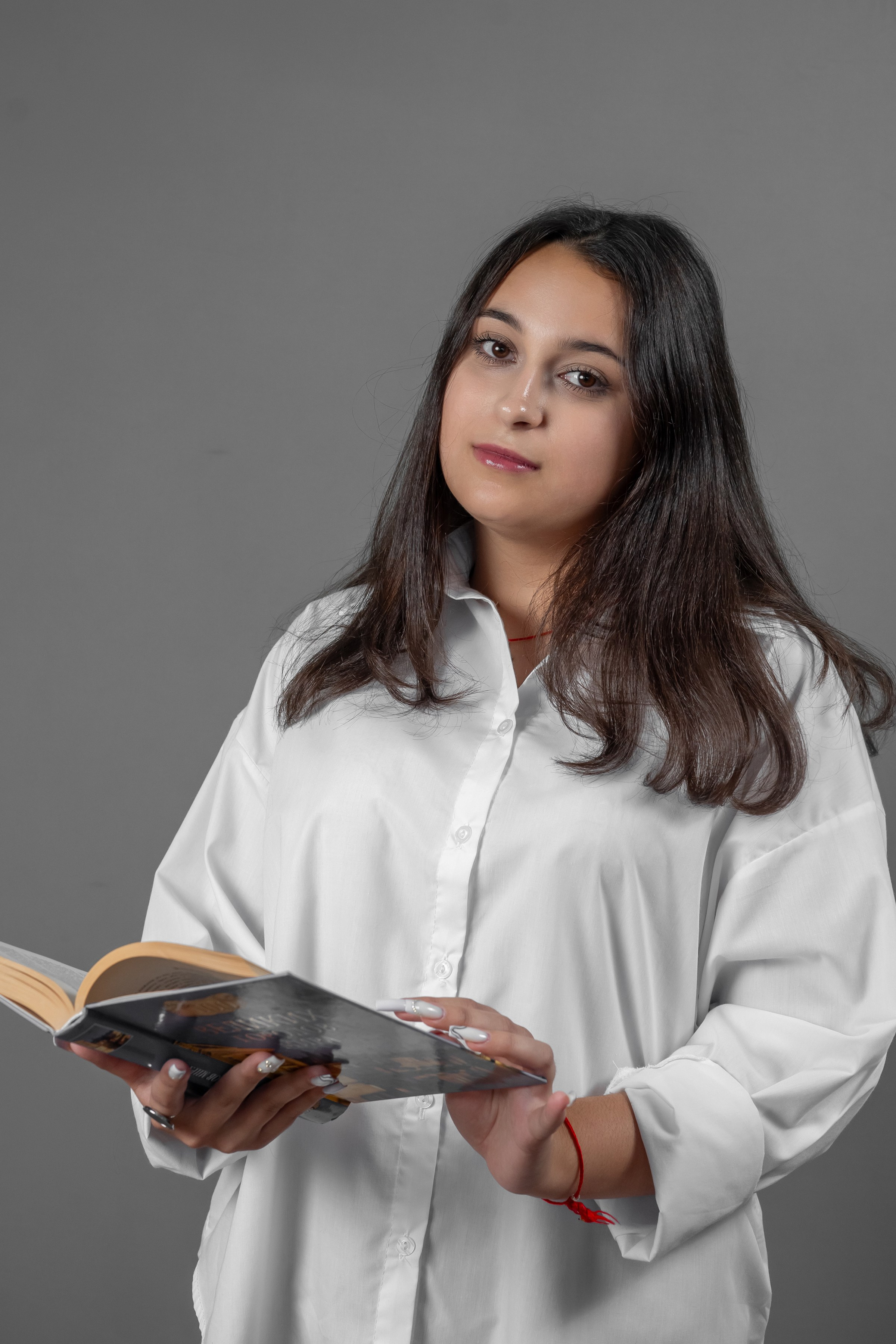 Портреты на сером  фоне. Ольга Плаксина фотограф в Саратове