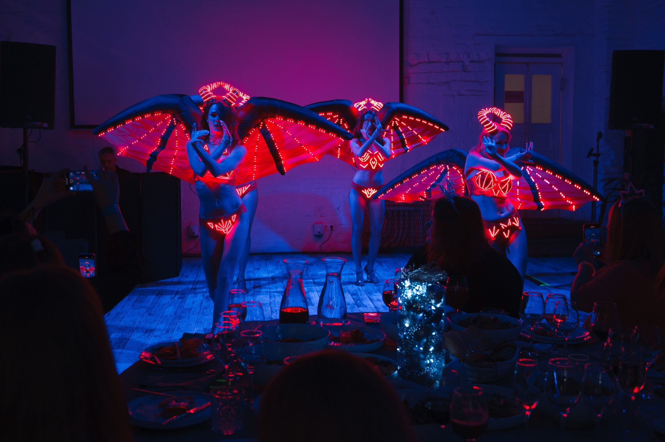 Новогодний корпоратив в стиле Неоновая вечеринка. Праздничное агентство ПИОН