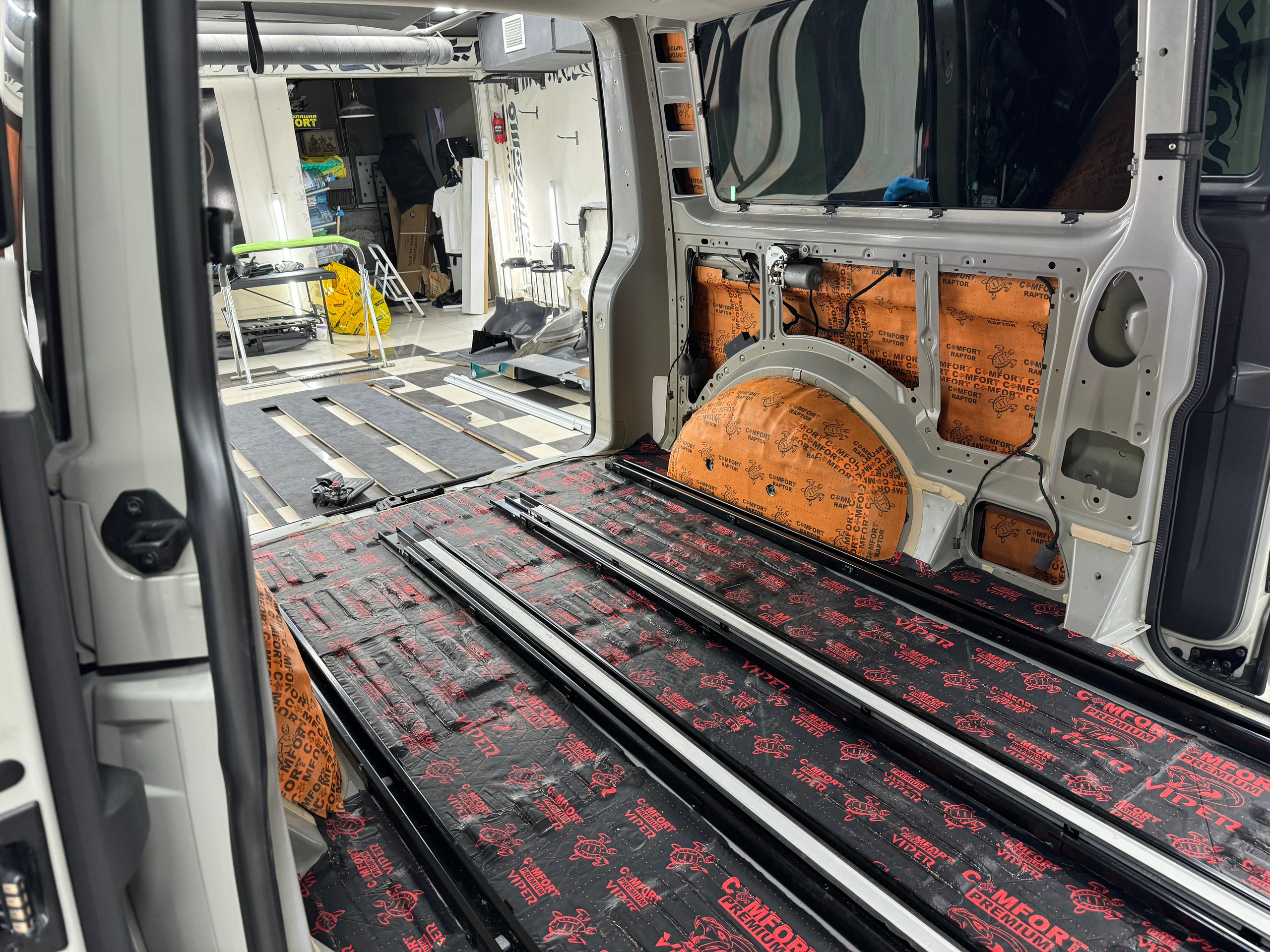 Сделать шумоизоляцию. Студия дизайна и оклейки авто Barmaley Design