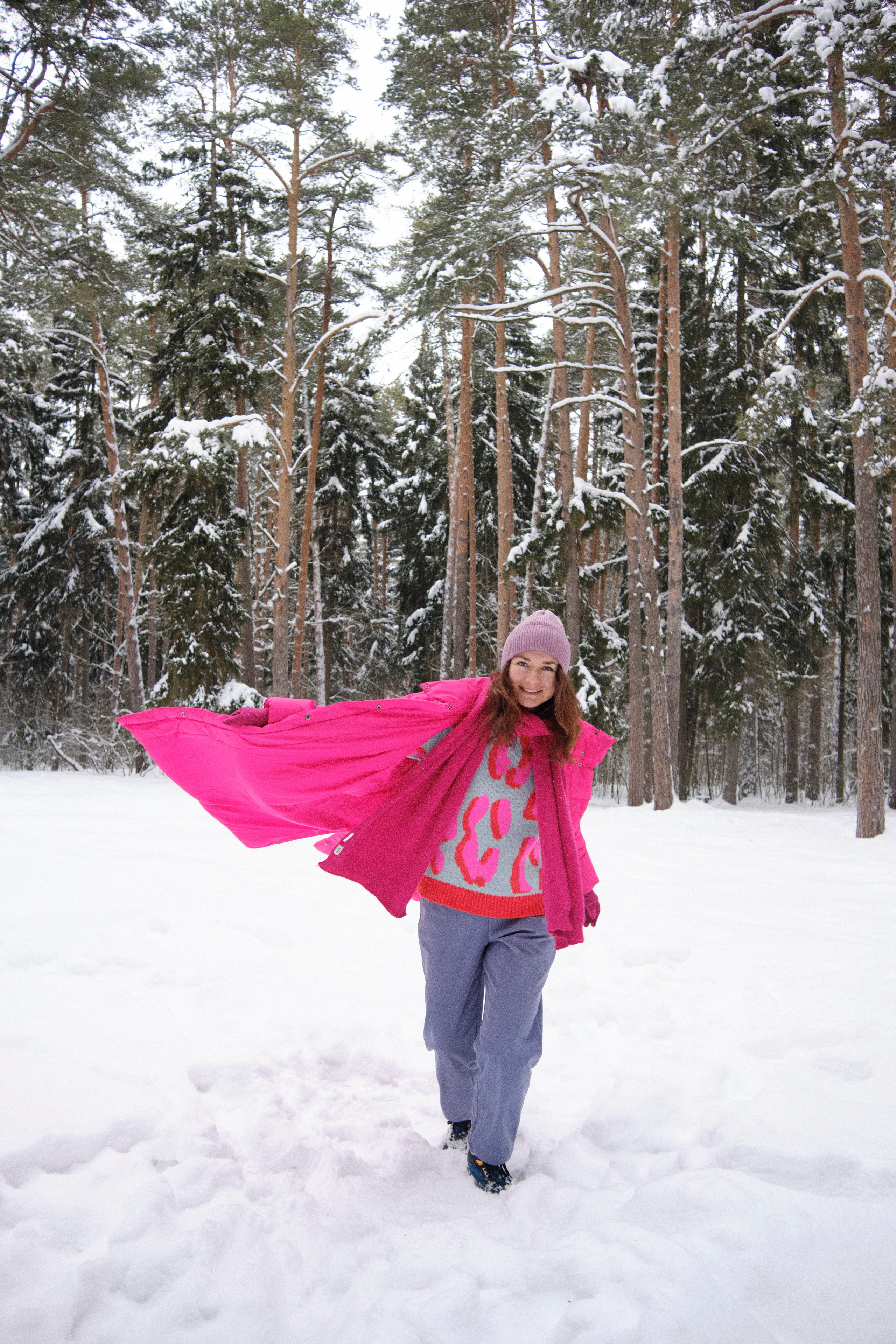 Женщина в зимнем лесу в распахнутой куртке