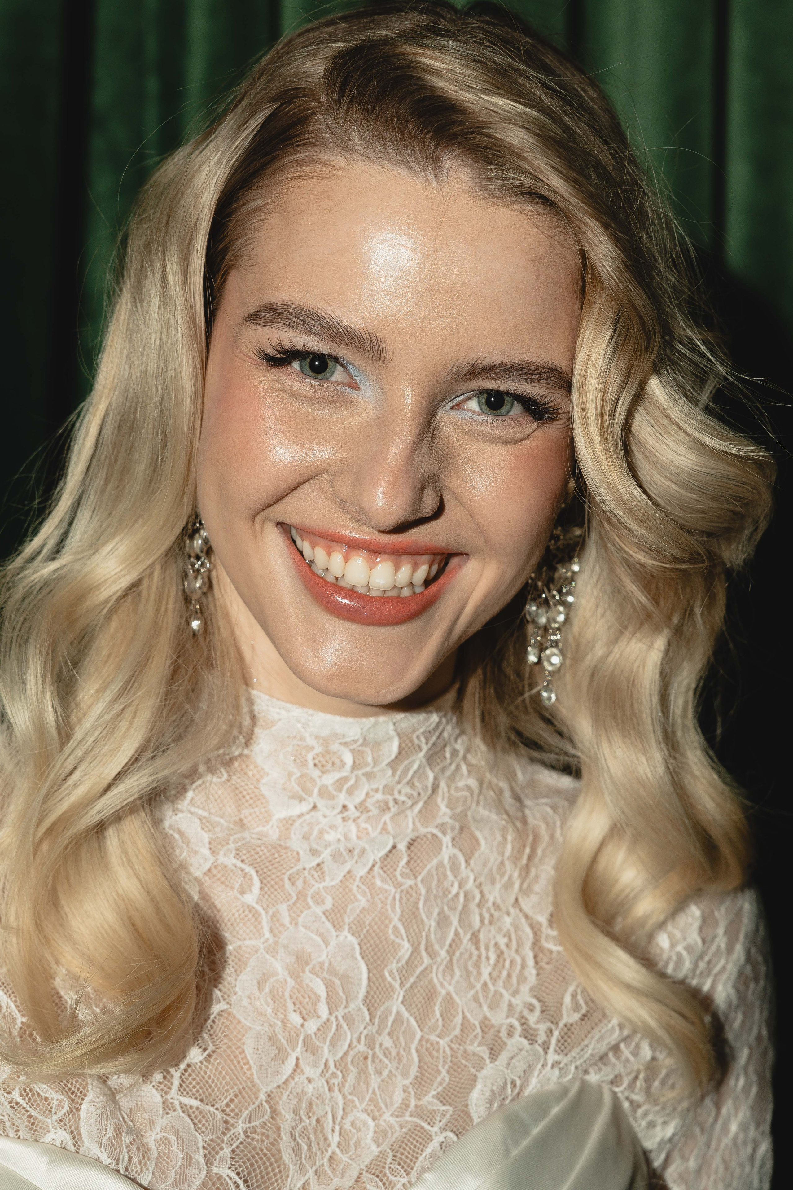 Счастливая пара позирует на свадебной фотосессии на фоне зеленой ткани в театре ,фэшн съемка ,топ 100 — свадебный фотограф Алена Межевова