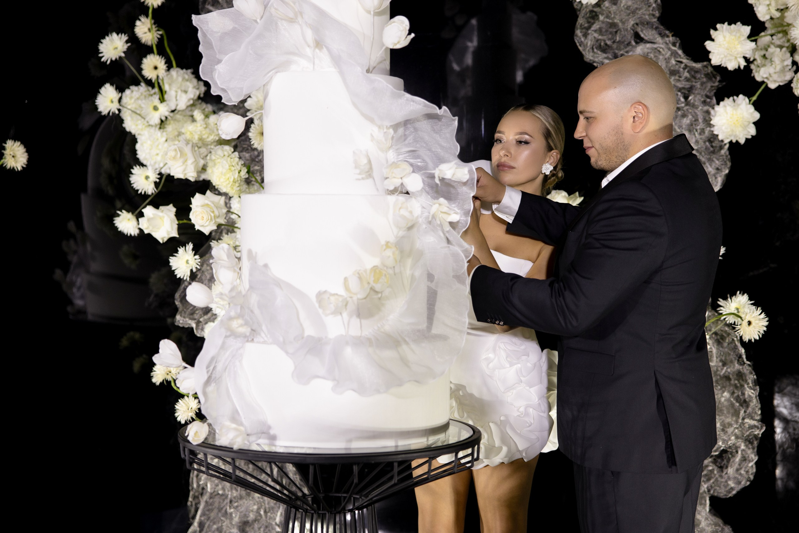 Здравствуйте! Я свадебный фотограф из Ульяновска, работаю в том числе по всей России и с выездом за границу. Снимаю свадьбы, lovestory, корпоративы, светский репортаж. Провожу обучение по фотографии, мастер-классы и воркшопы для других фотографов.