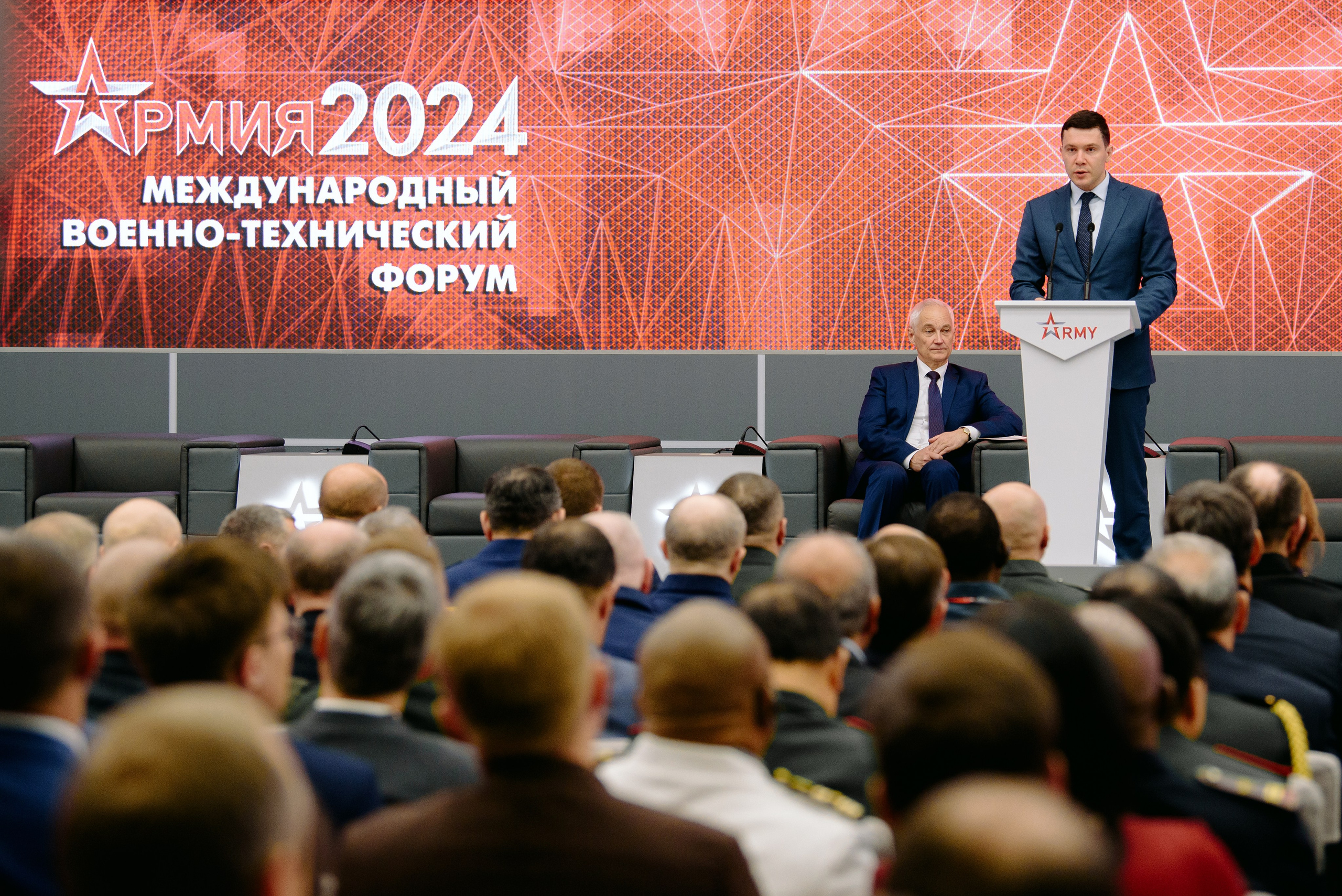 Фотография с выставки, на которой изображены участники, обсуждающие экспонаты.  Фотография репортажного характера, запечатлевшая важный момент корпоративного мероприятия. Министр обороны РФ Белоусов. Чемезов Роснано. Армия 2024. Вероника Скворцова