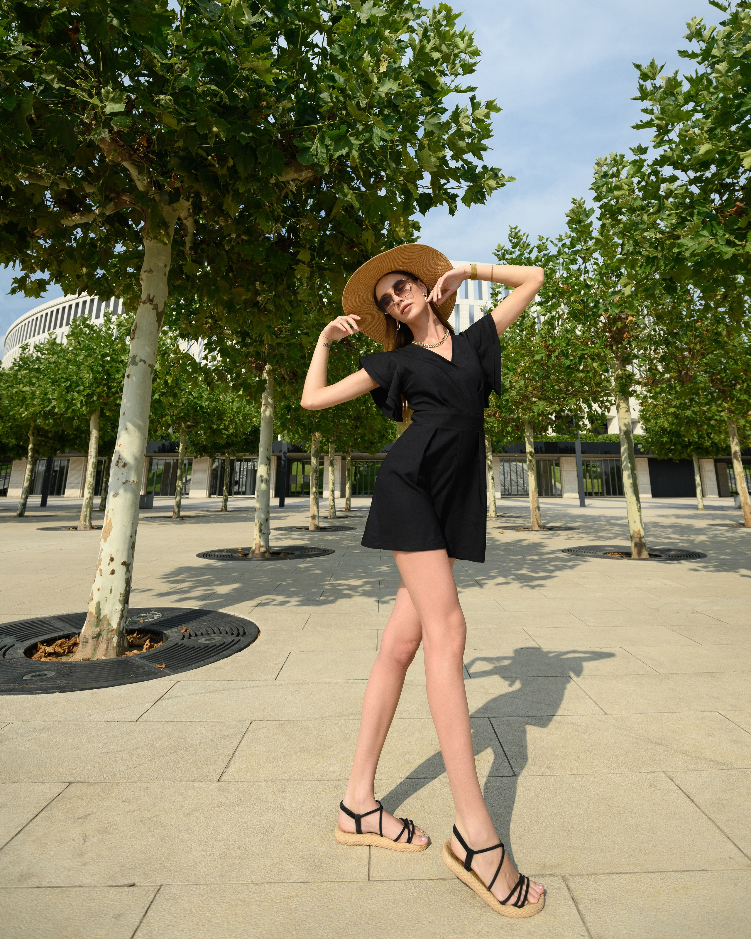 Красивое позирование девушки в парке Краснодар.