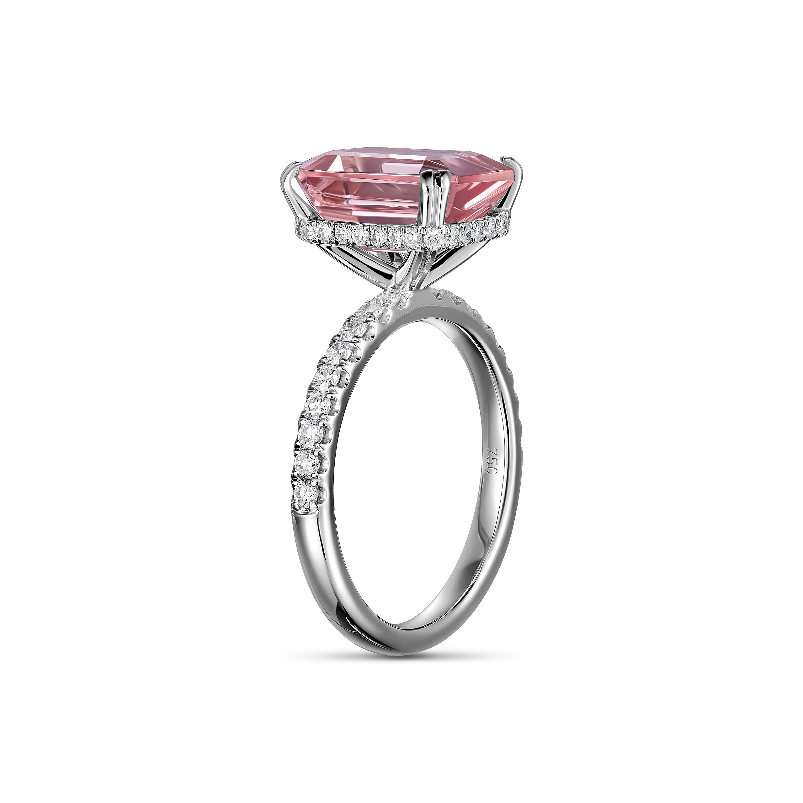 Рекламная студийная съёмка кольца из белого золота с розовым турмалином в изящной закрепке и бриллиантовыми вставками, вид сбоку, для карточек товаров.