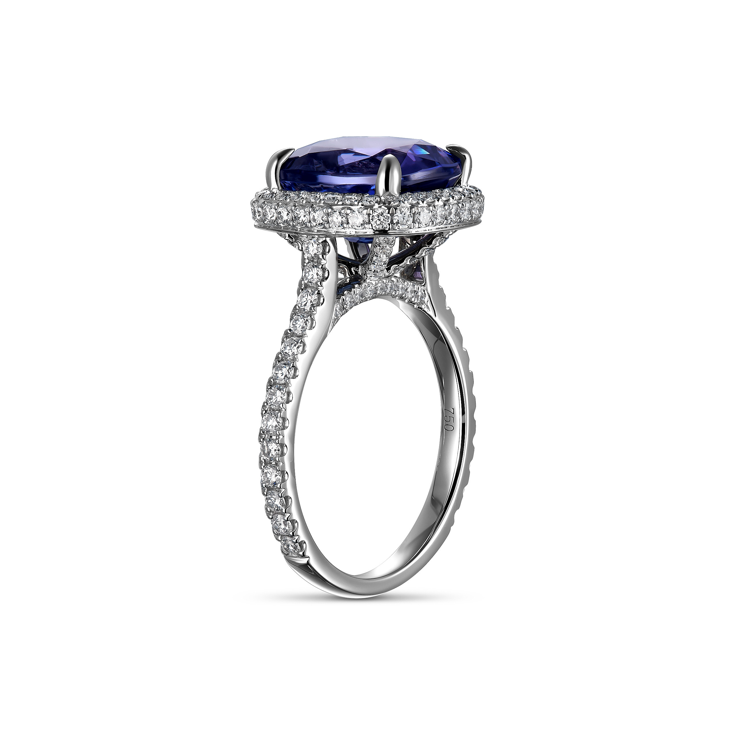 Предметная фотография для маркетплейсов кольца из белого золота с сапфиром насыщенного синего цвета и бриллиантовой дорожкой, крупный план, для интернет-магазина и рекламных материалов.