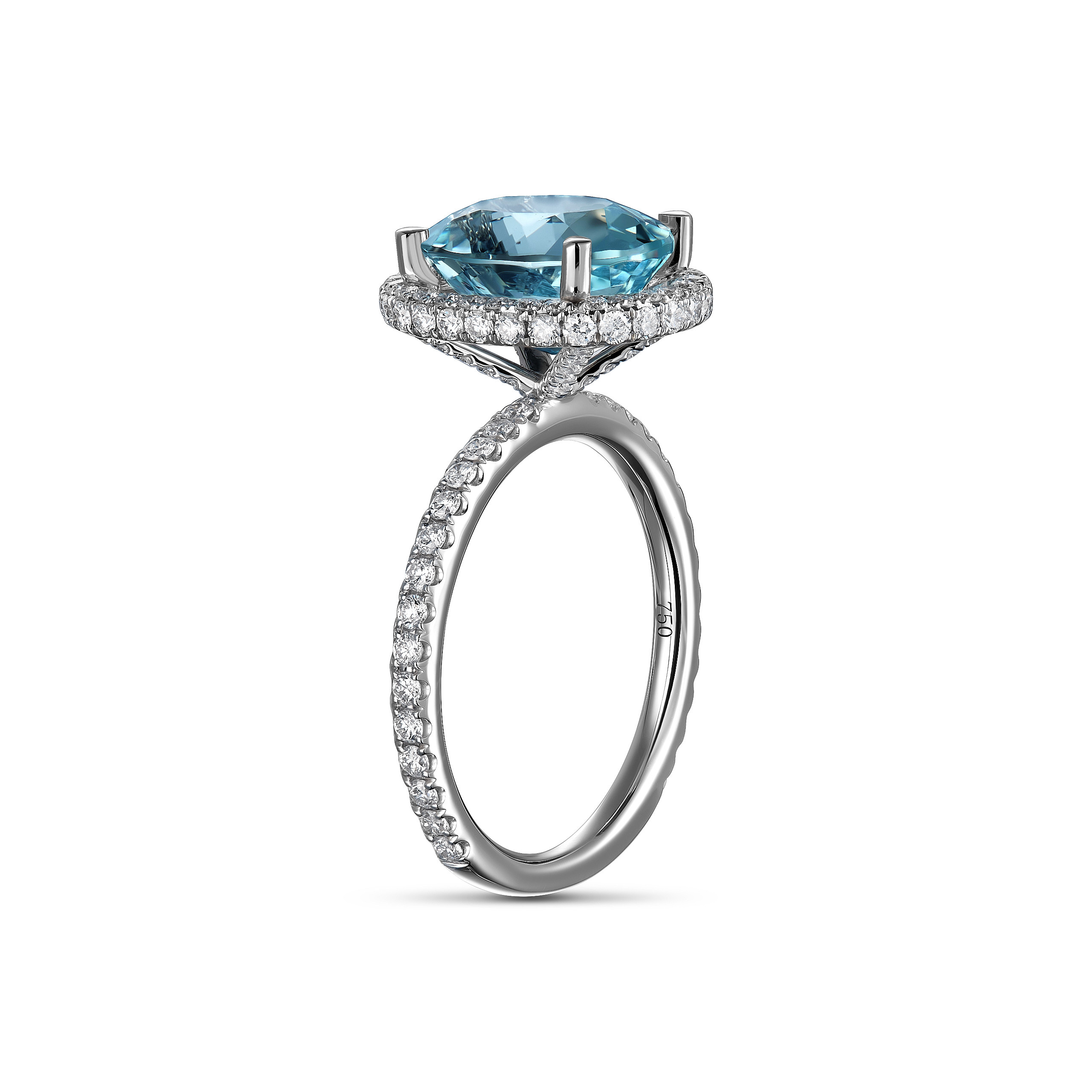 Профессиональная предметная фотосъёмка белого золотого кольца с крупным голубым топазом и дорожкой из бриллиантов, боковой ракурс с акцентом на огранку, для каталога интернет-магазина.