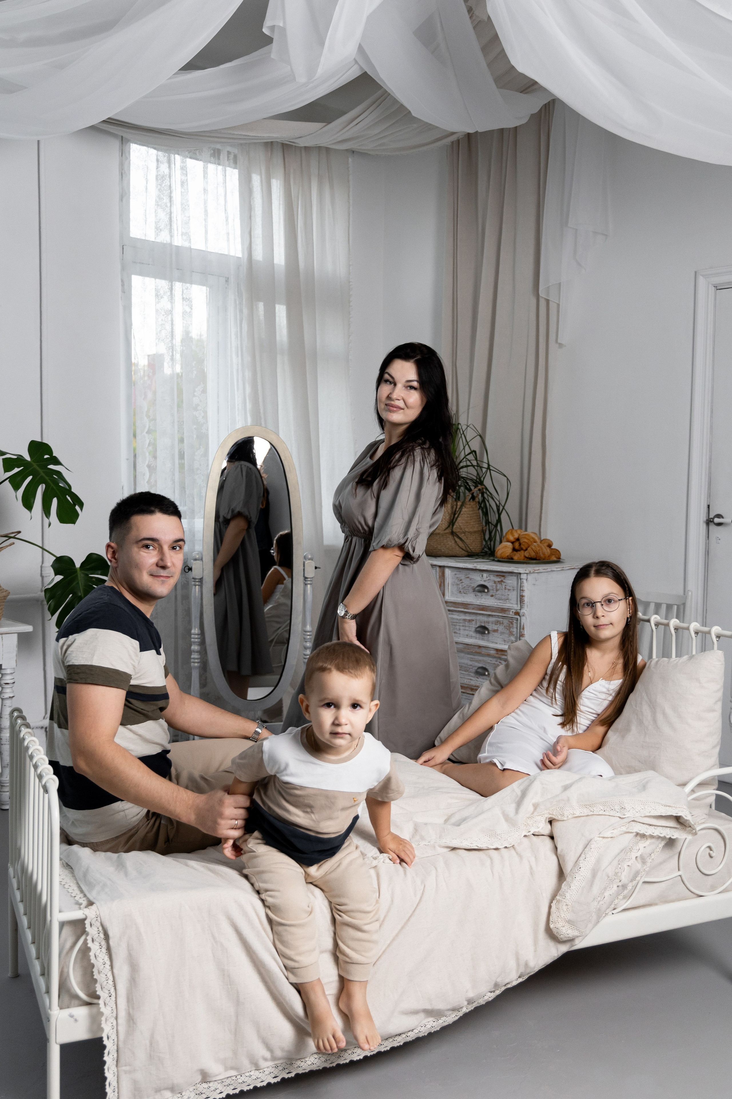 Александра и Даниил со своими детьми: Евой и Артуром. Фотограф в Калининграде Сокирко Светлана