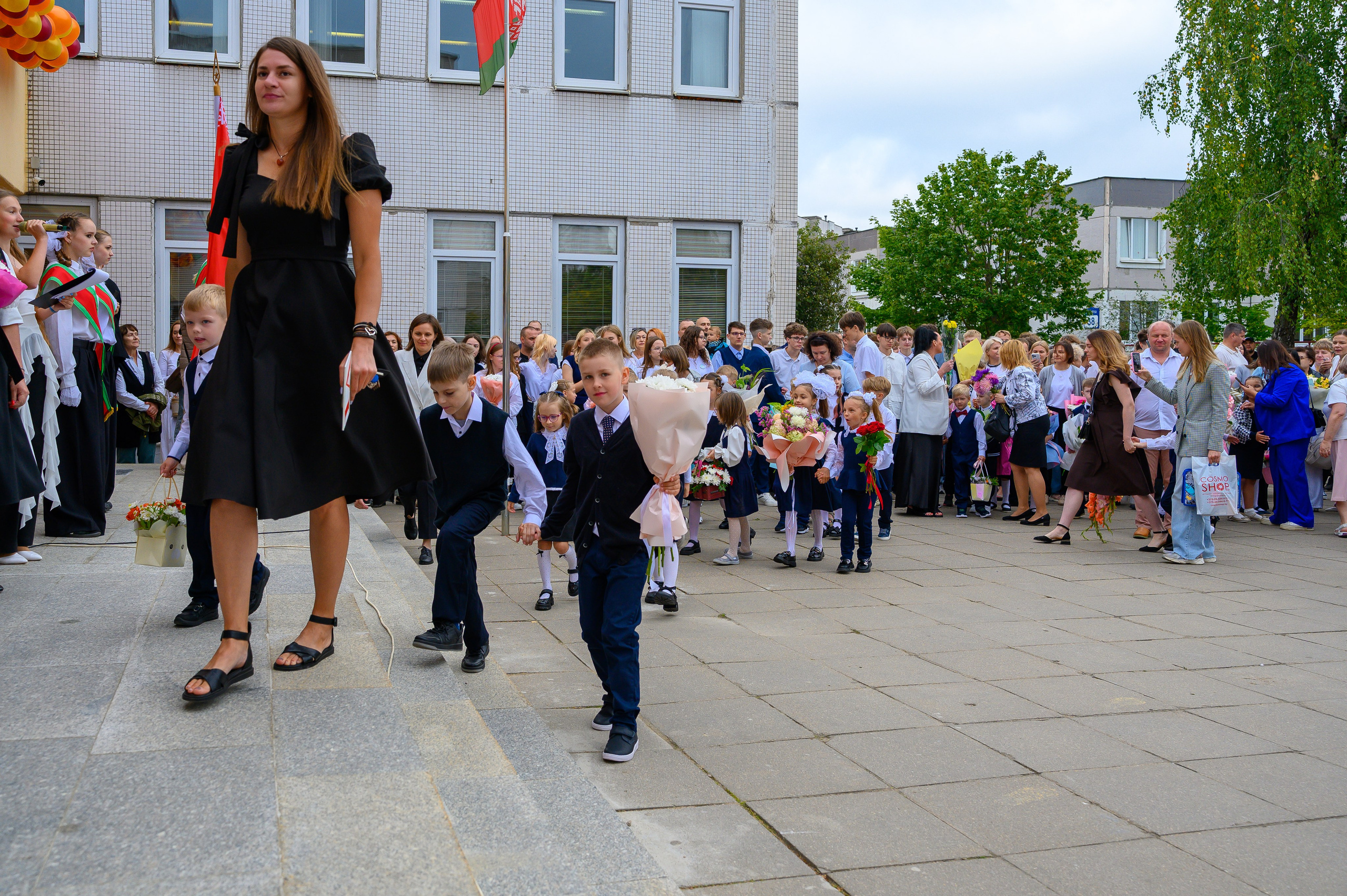 Вот звучит первый звонок, перед этим долгое приготовление к новому этапу в жизни, Яромир идет в школу. Фотоуслуги, услуги фотографа, фотографирование важных событий