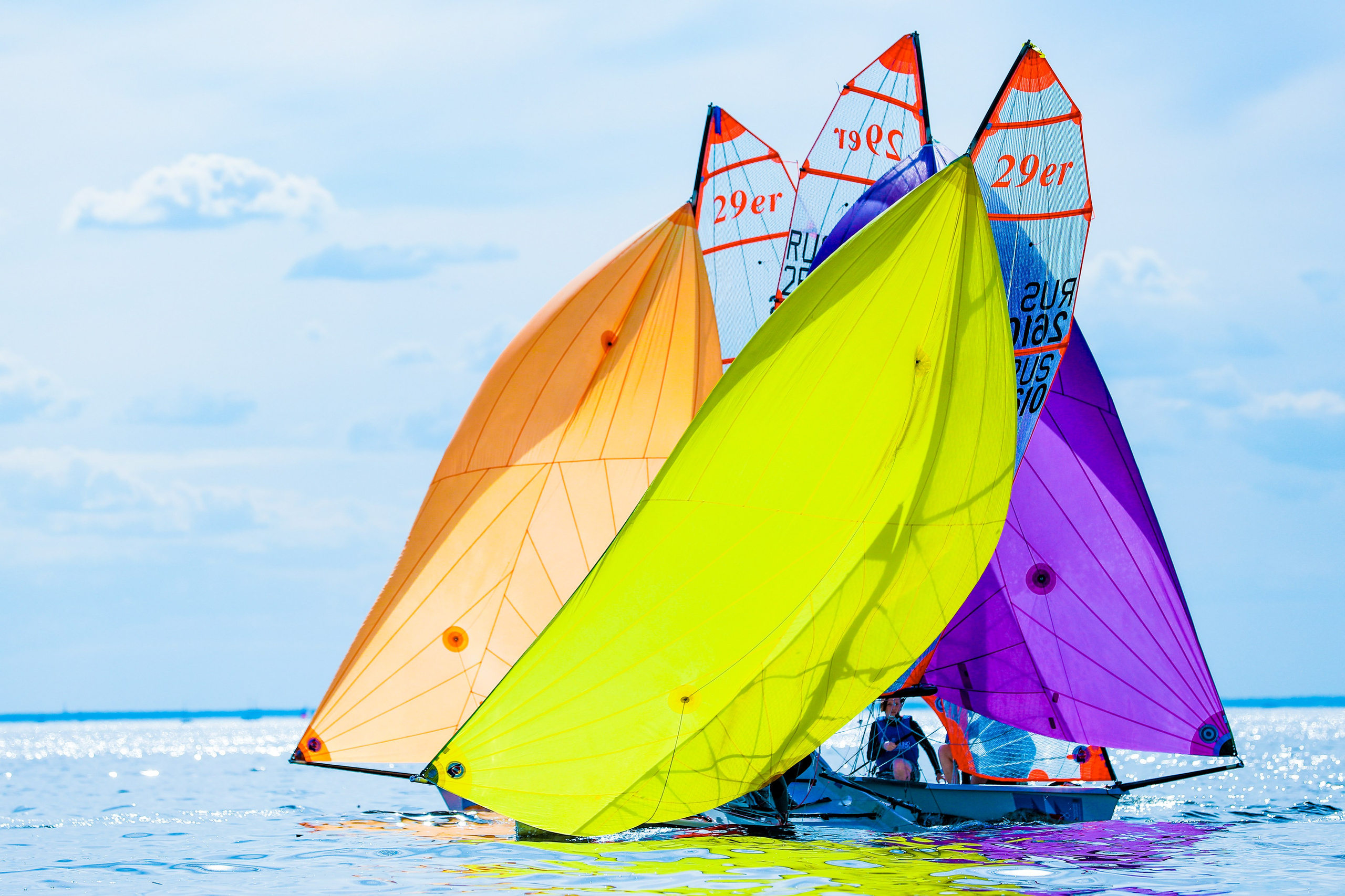 Цветные паруса на яхтах на празднике Открытия навигации в Санкт-Петербурге.