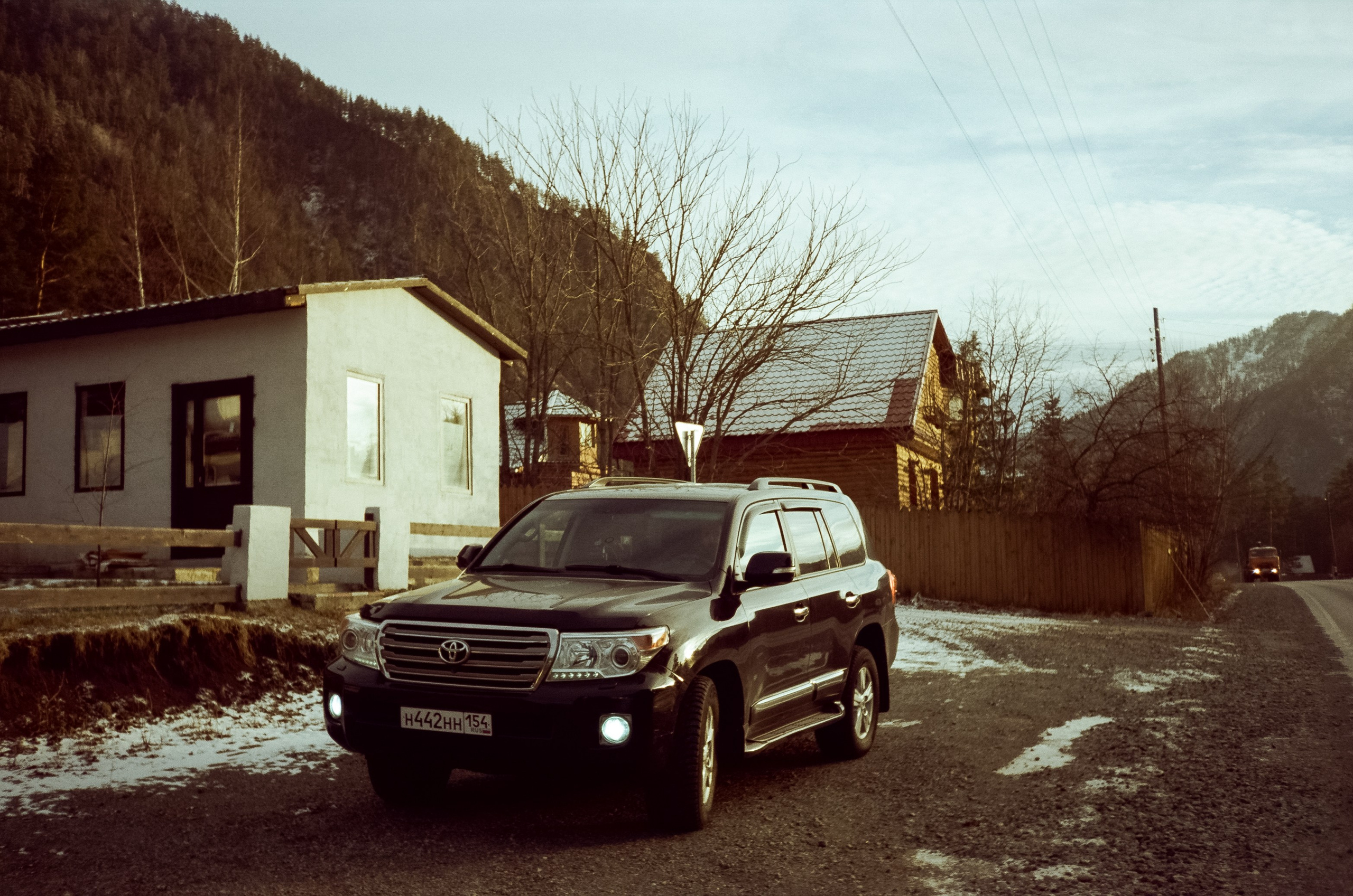 Сила Алтая и дорога в Манжерок. Land Cruiser и горы на закате. Фотограф-документалист Мария Осокина