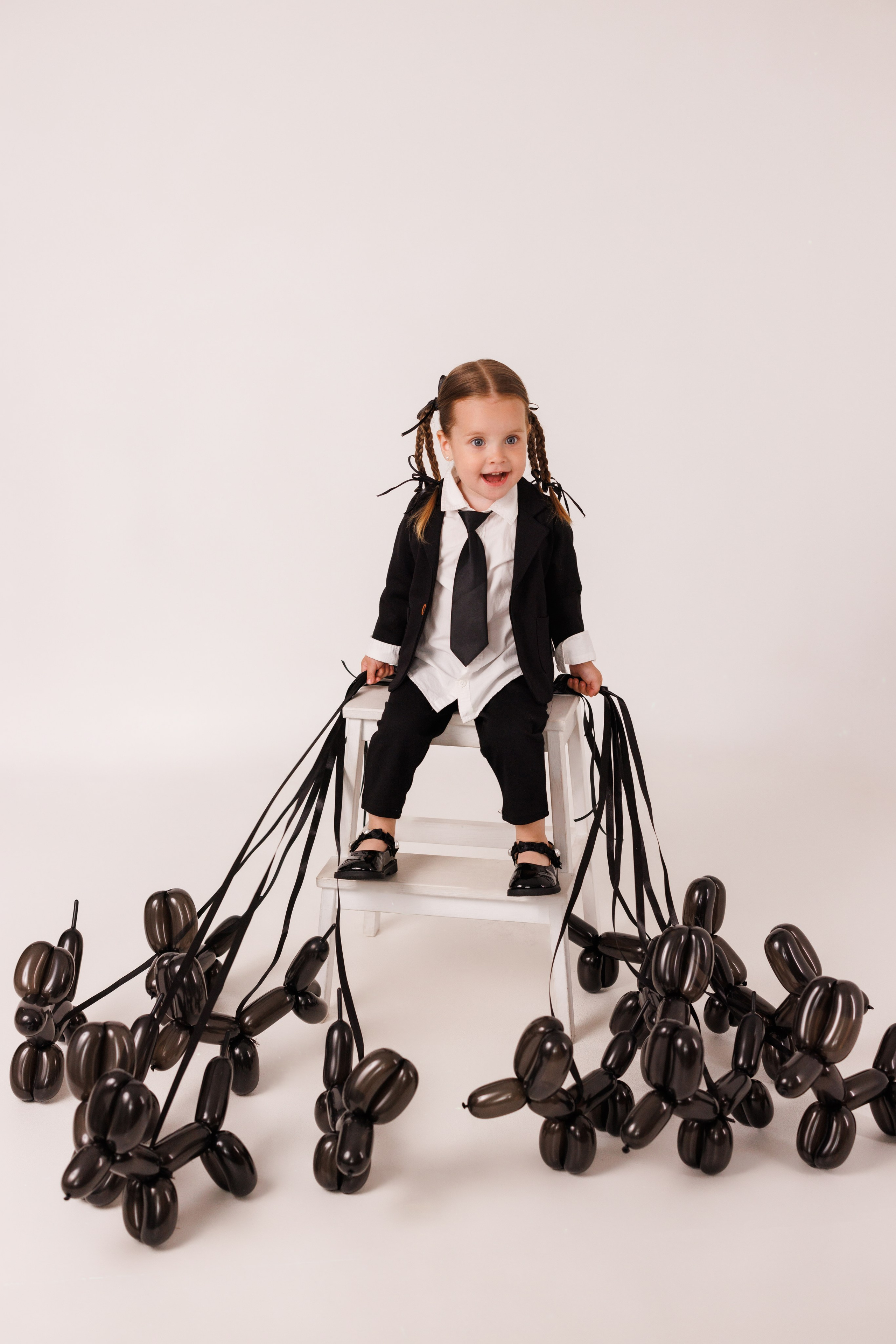 Стильная детская фотосессия с собачками из шариков, для девочек и мальчиков. Семейный и детский фотограф в Краснодаре Анна Трашкова