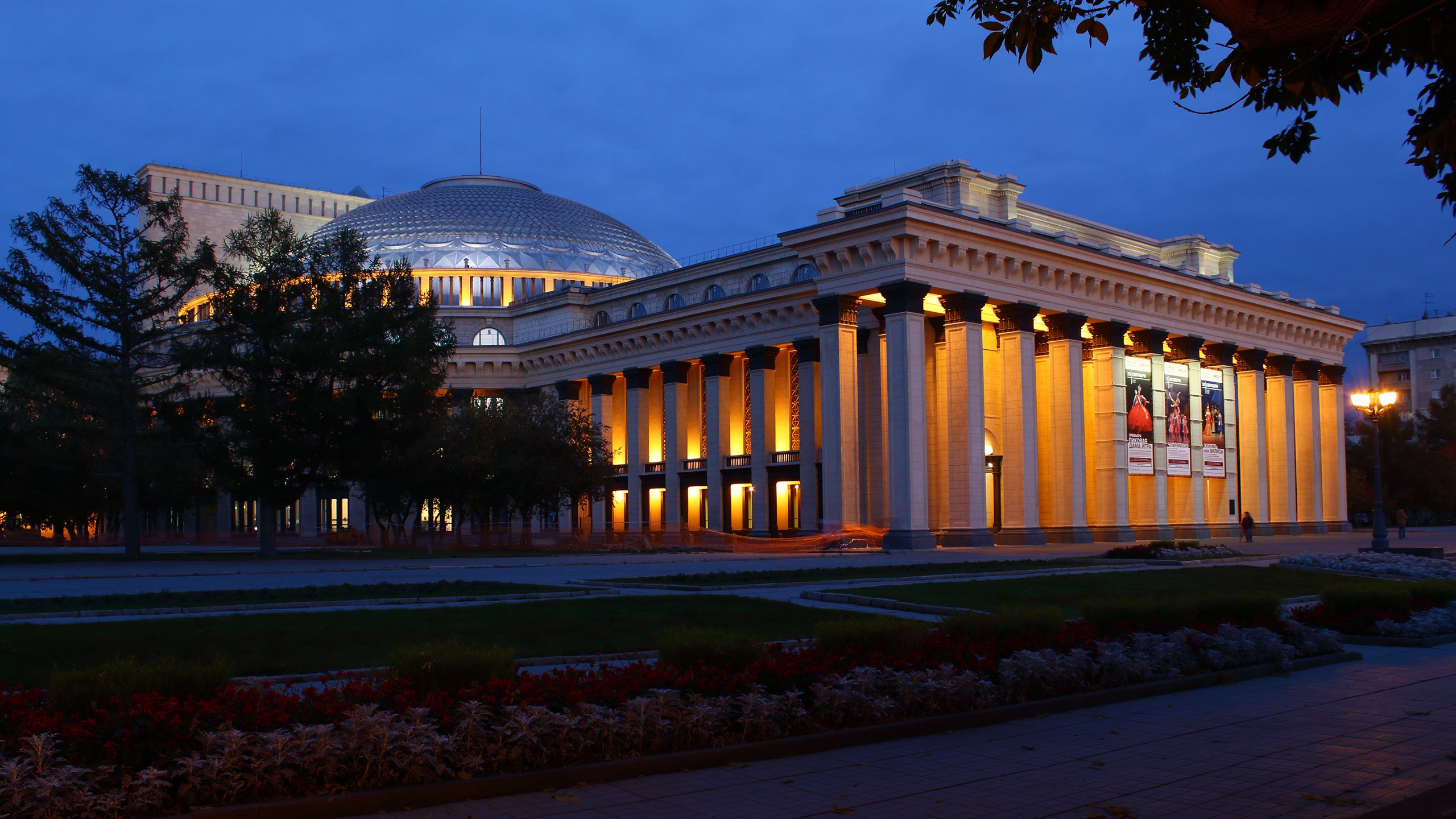 Новосибирский государственный академический театр оперы и балета. Вечерний городской пейзаж.