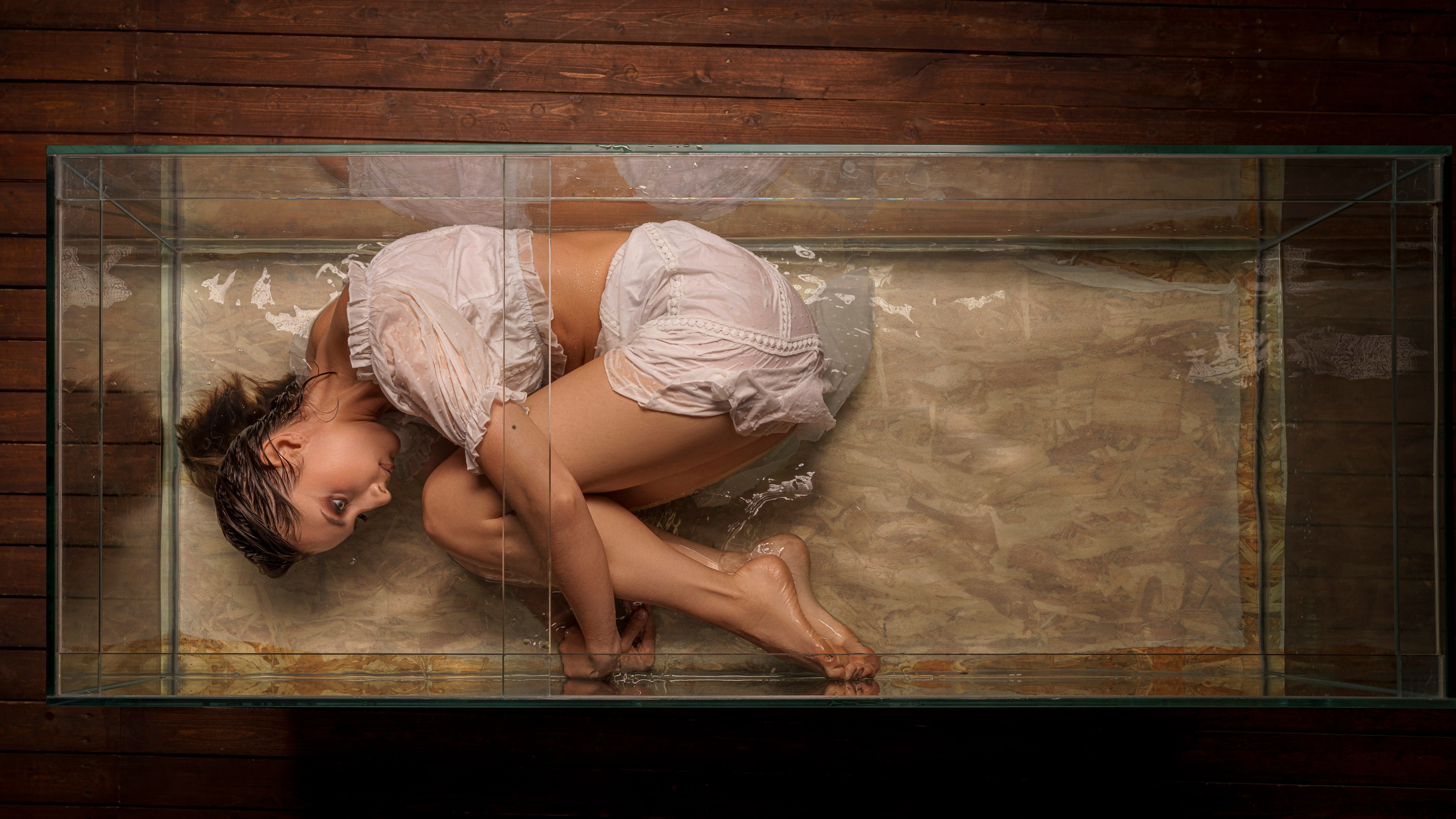 Юля в аквариуме. Фотограф Сергей Танков