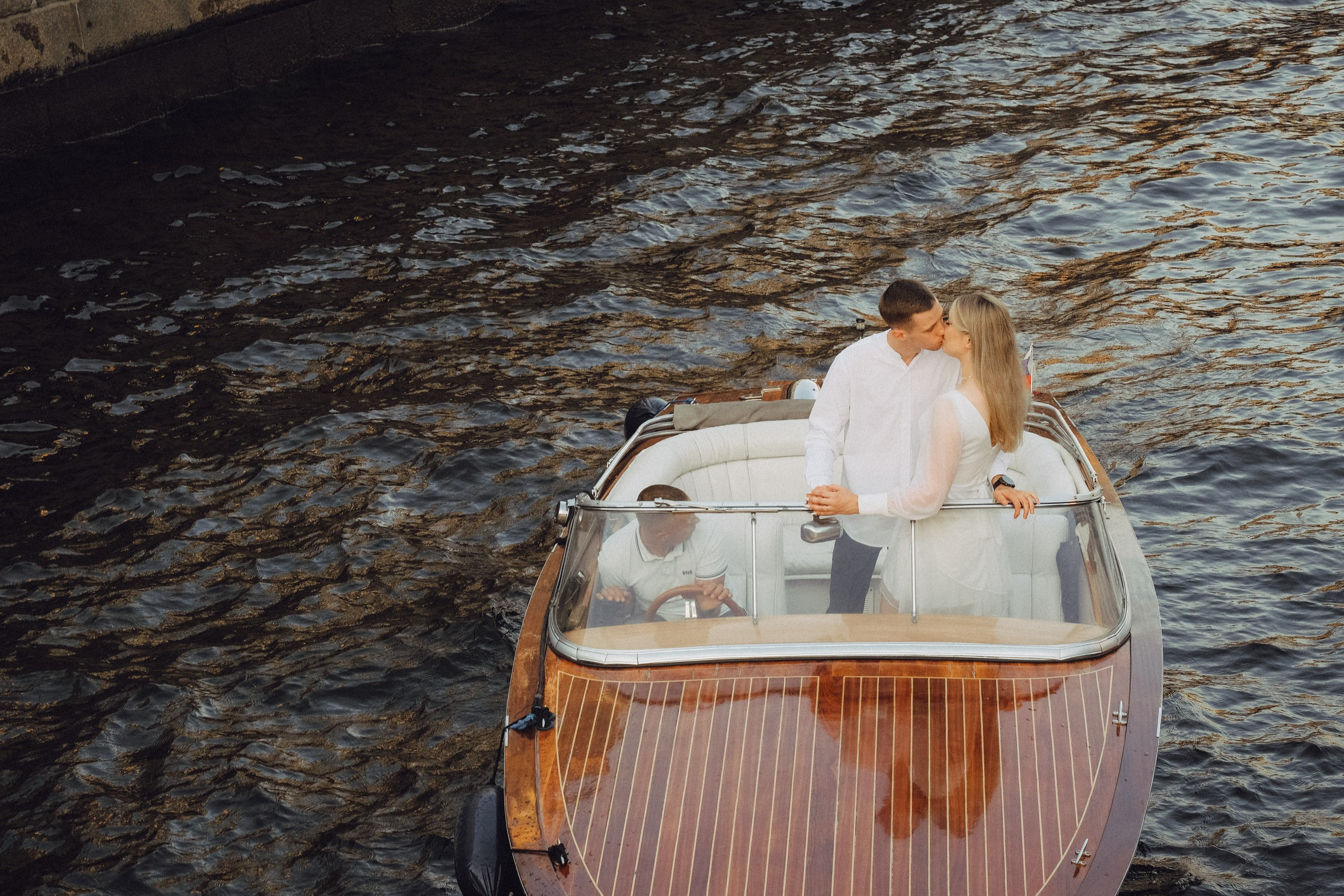 СВАДЕНБНАЯ СЬЕМКА НА КАТЕРЕ ПО КАНАЛАМ САНКТ-ПЕТЕРБУРГА И В АКВАТОРИИ НЕВЫ. Профессиональный фотограф, Санкт-Петербург — Виктория Богомолова