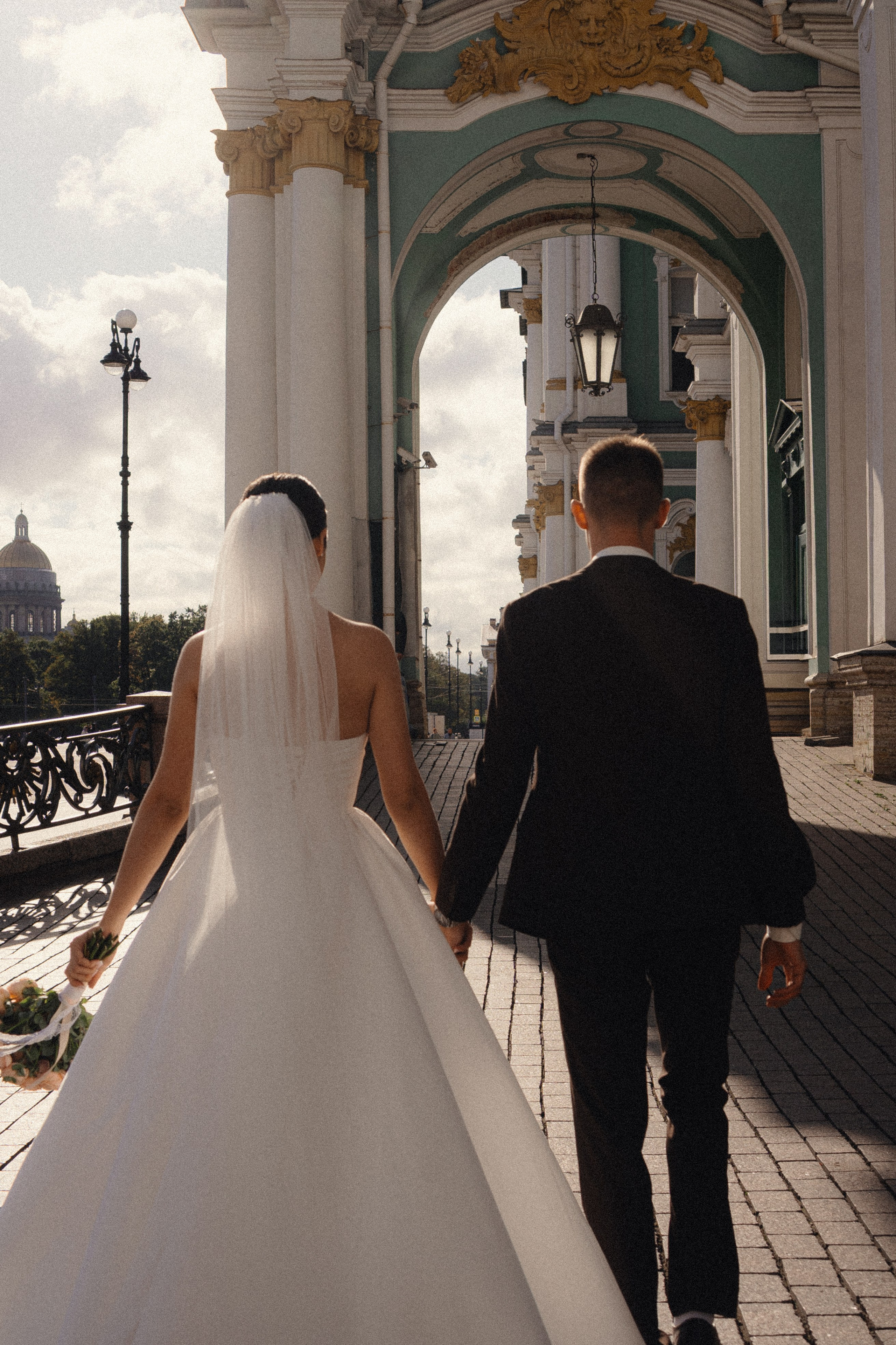 СВАДЕБНАЯ ПРОГУЛКА В САНТК-ПЕТЕРБУРГЕ (ИСАКИЕВСКИЙ СОБОР, ЗИМНЯЯ КАНАВКА, ЭРМИТАЖ И БОЛЬШАЯ МОРСКАЯ УЛИЦА). Профессиональный фотограф, Санкт-Петербург — Виктория Богомолова
