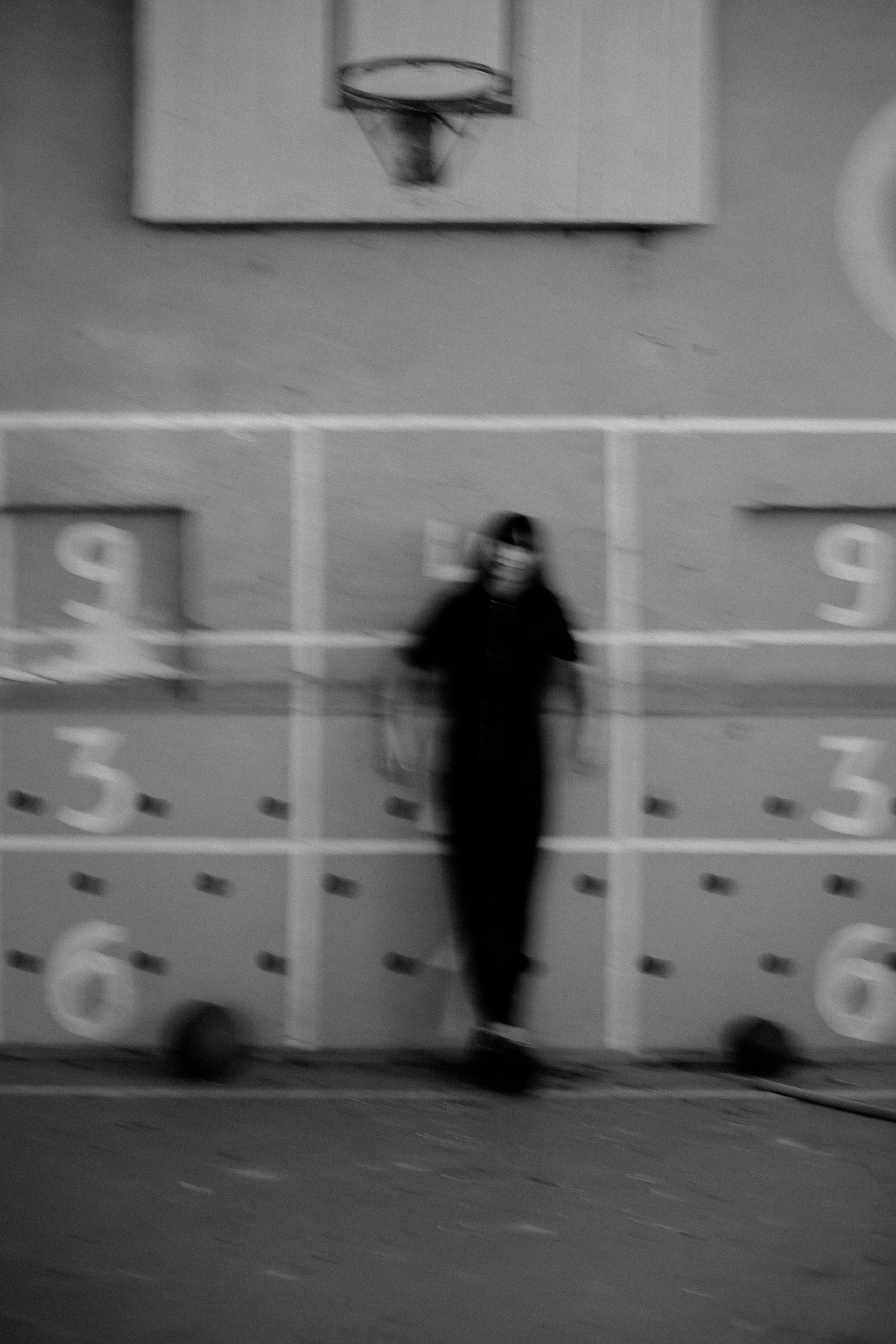 Валентина и заброшенная школа. Фотограф Анна Бурлакова