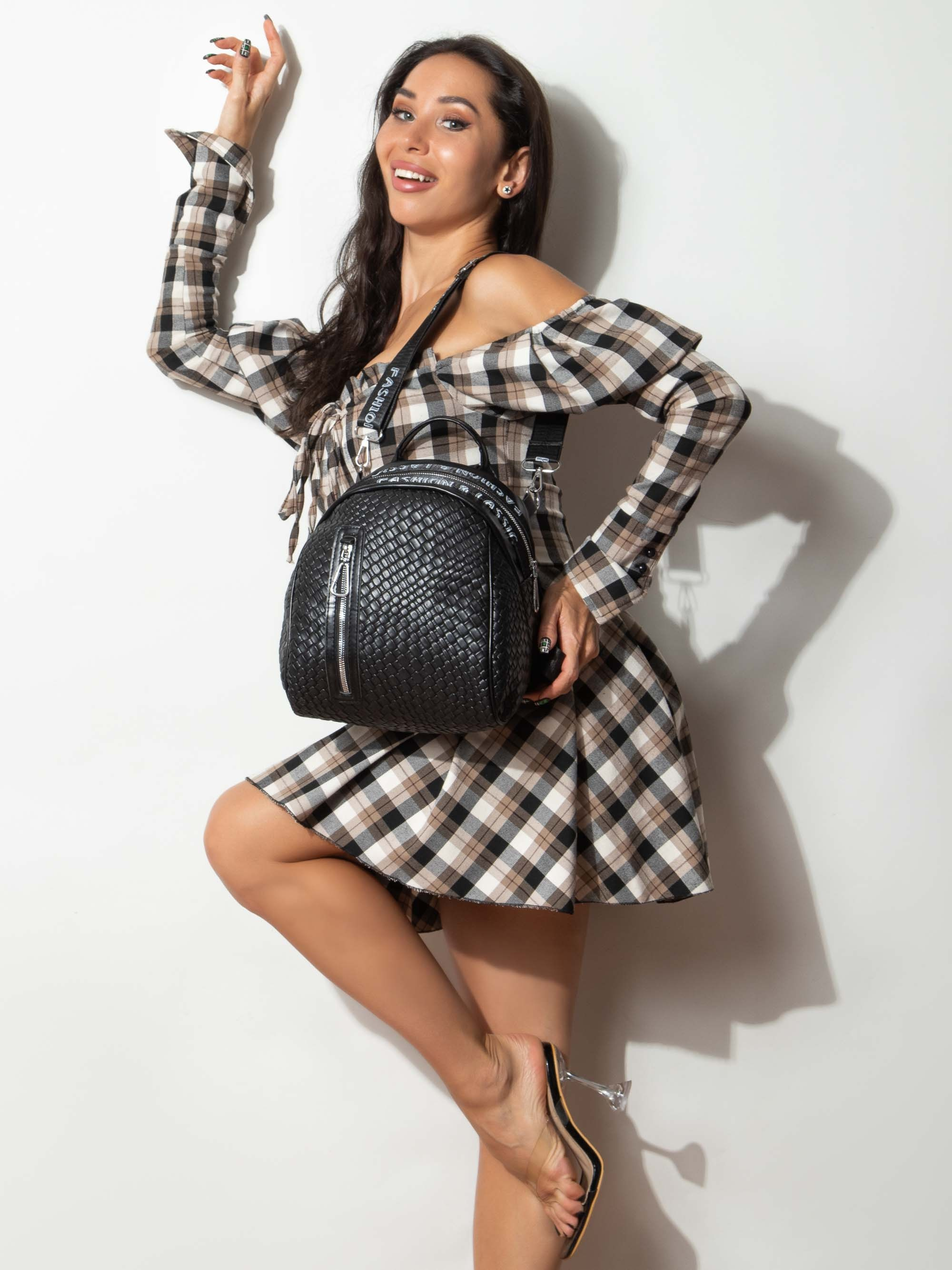 Фотосъемка женской сумочки на модели