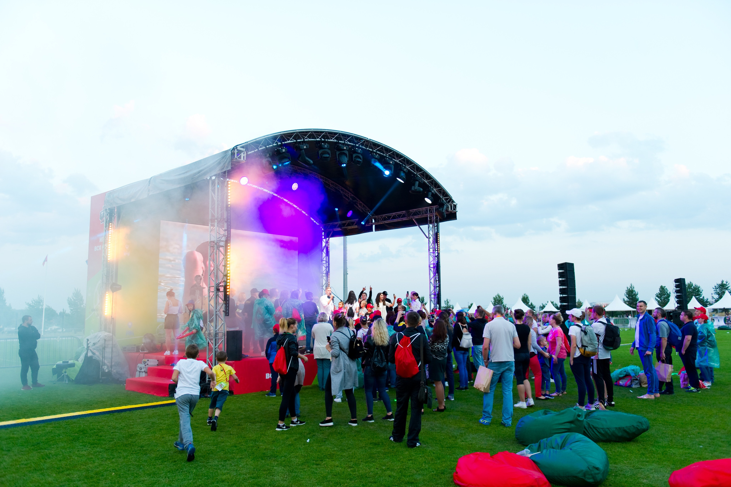 Турбофутбол (корпоративное соревнование «Пятерочки»). Репортажный фотограф и видеограф Слава Думчев. Тимбилдинги, отчетники, корпоративы