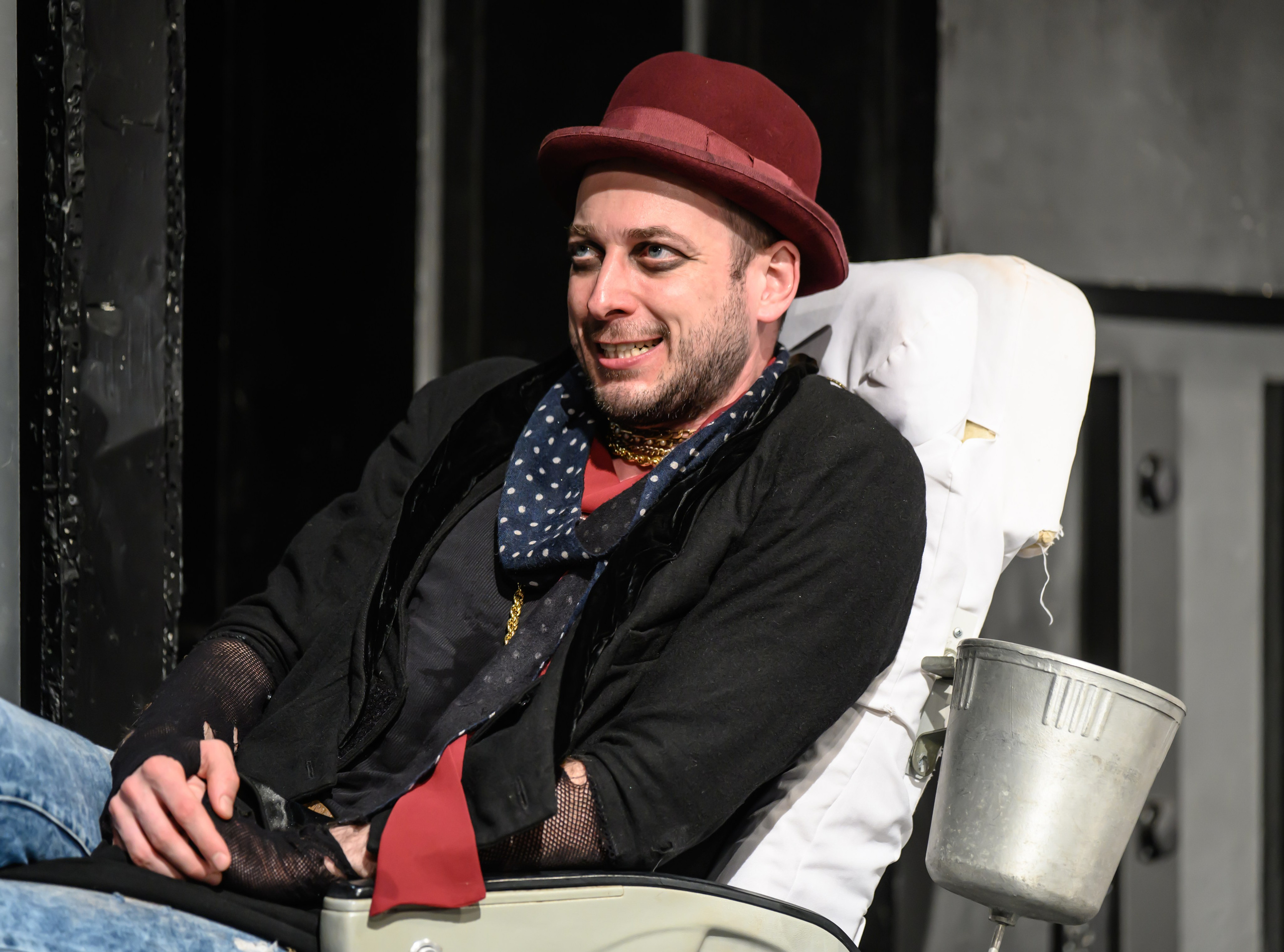 в спектакле «Трое на качелях»