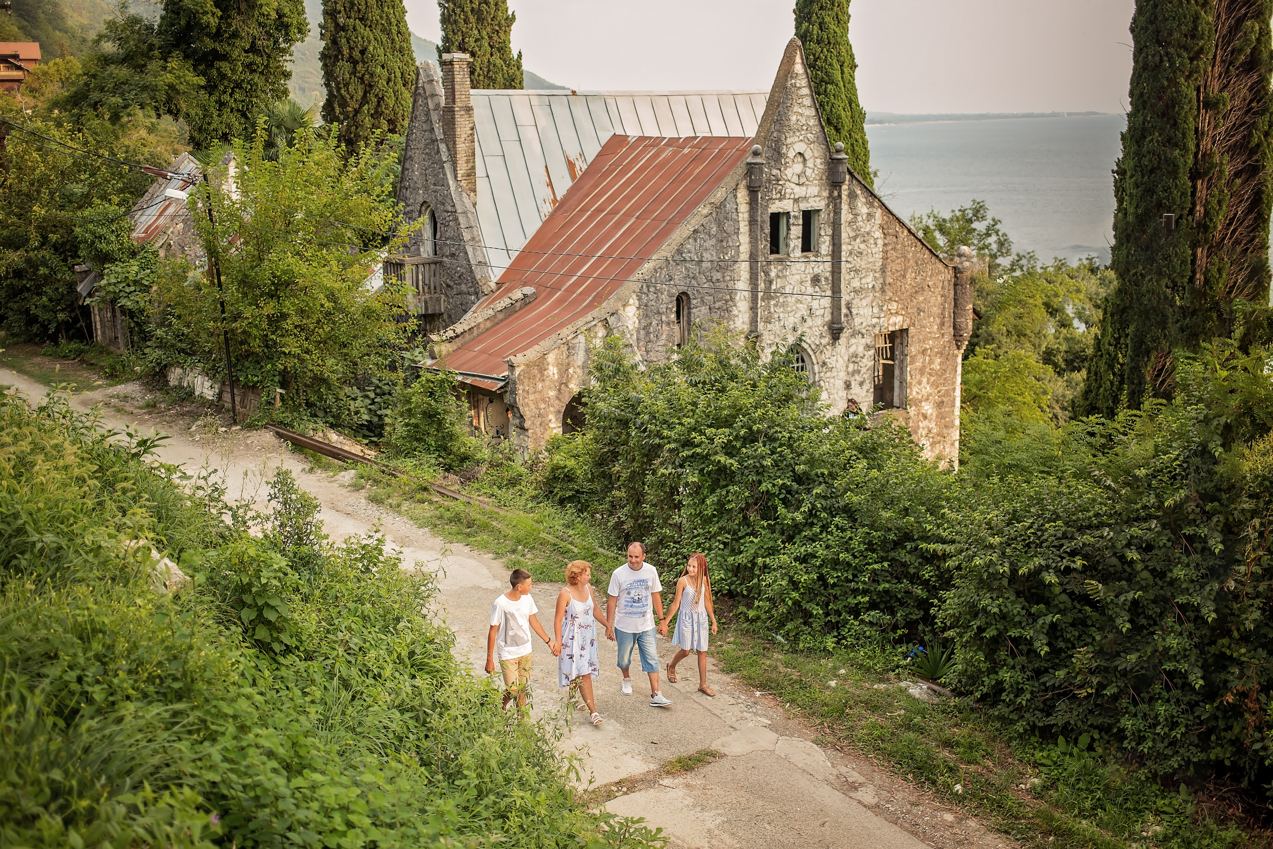 Семья на балконе Джульетты. Свадебный и семейный фотограф в Абхазии Эля Цишба