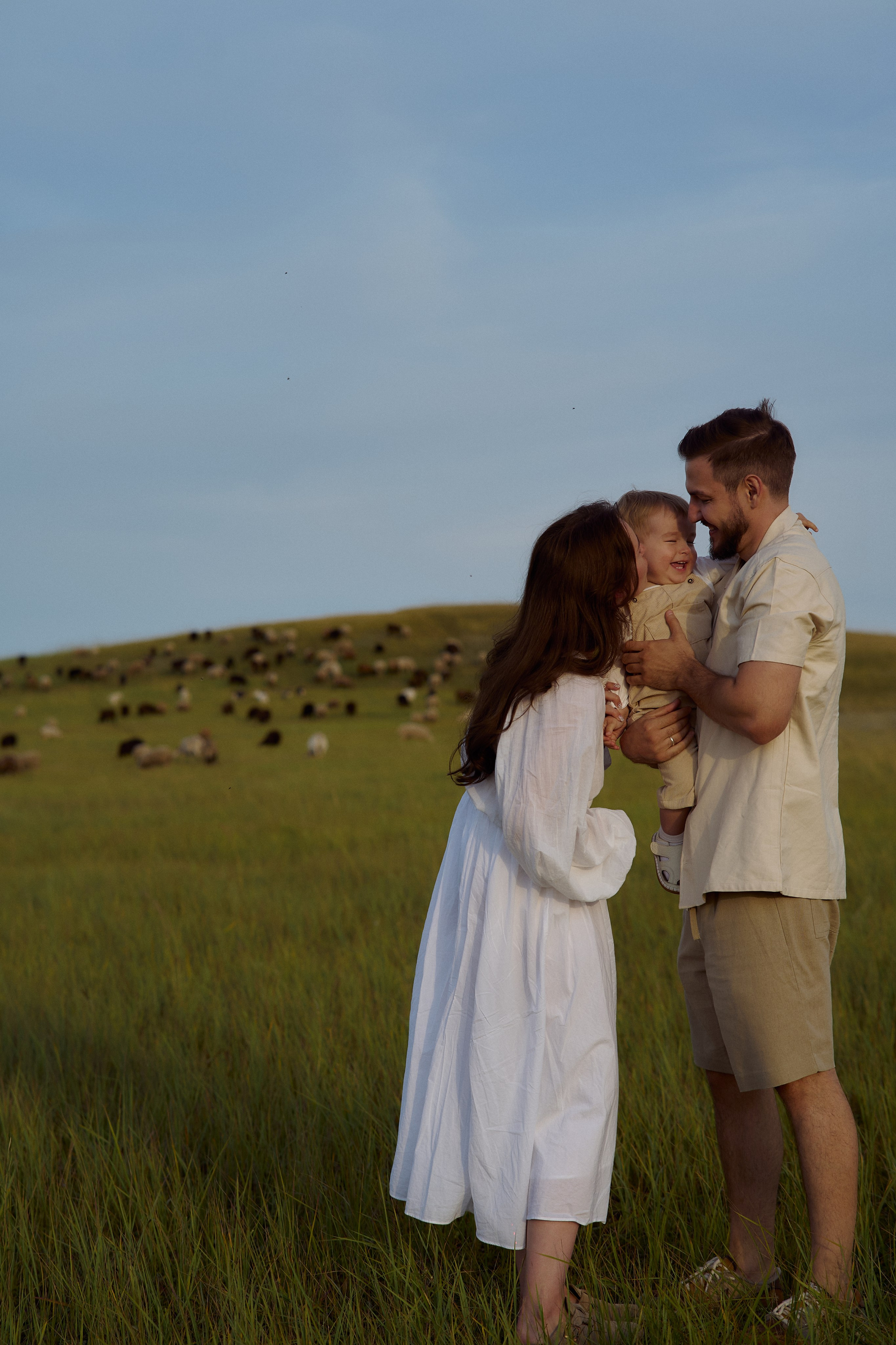 Шамиль, Аня и Марс в поле с барашками. Семейный и свадебный lifestyle-фотограф в Москве Мария Петрова