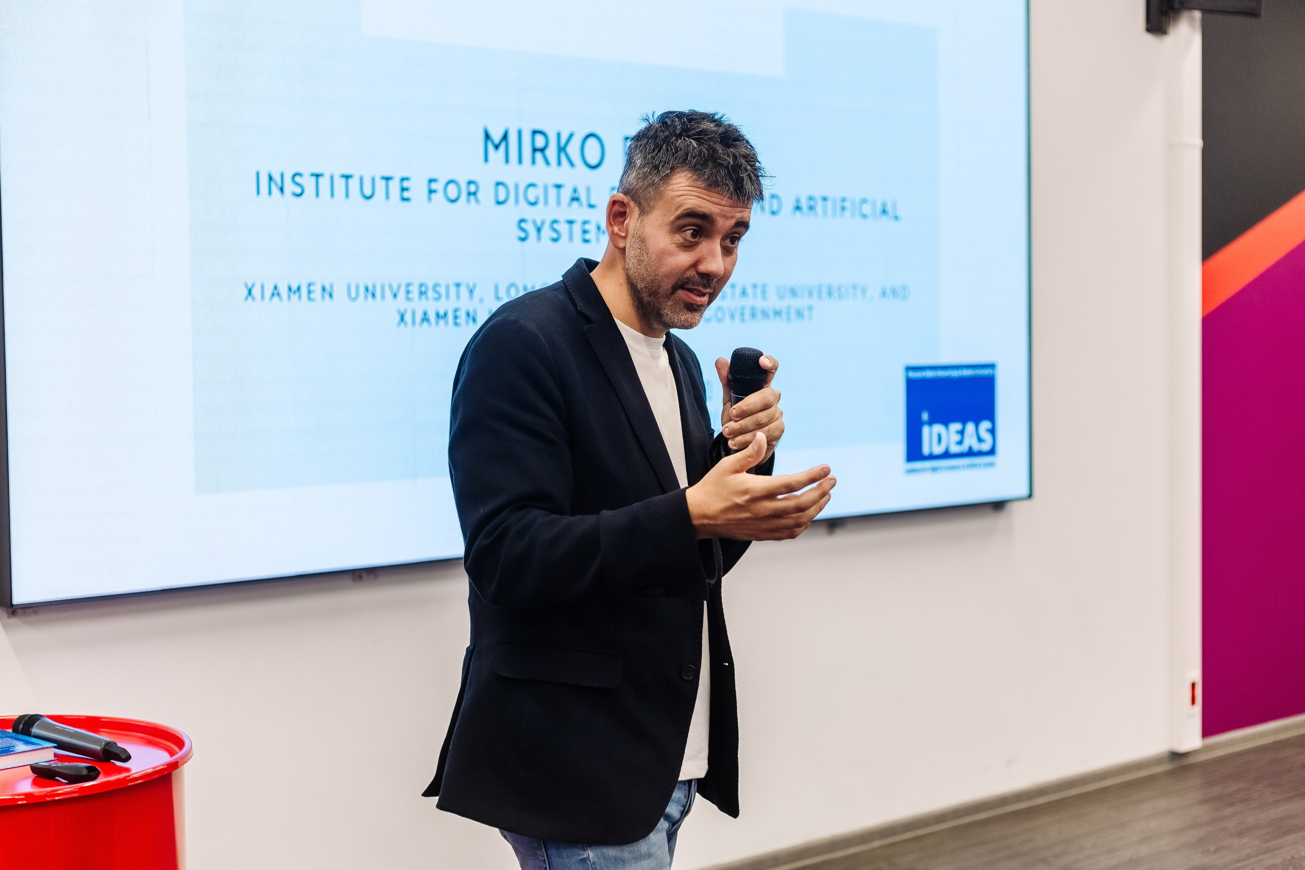 Неймарк. Лекторий. Репортажный и портретный фотограф в Нижнем Новгороде Максим Горшков