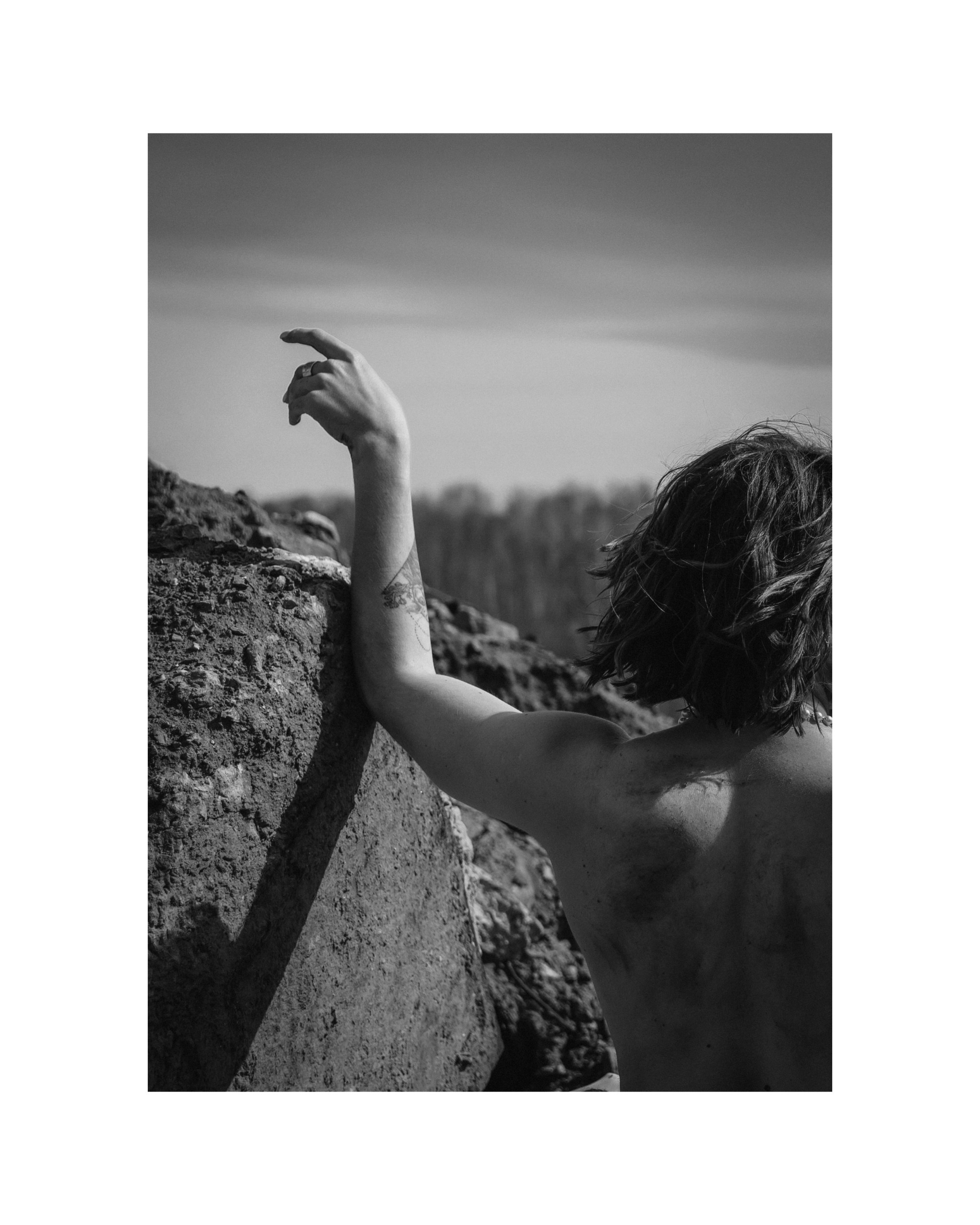 девушка топлес в грязи 