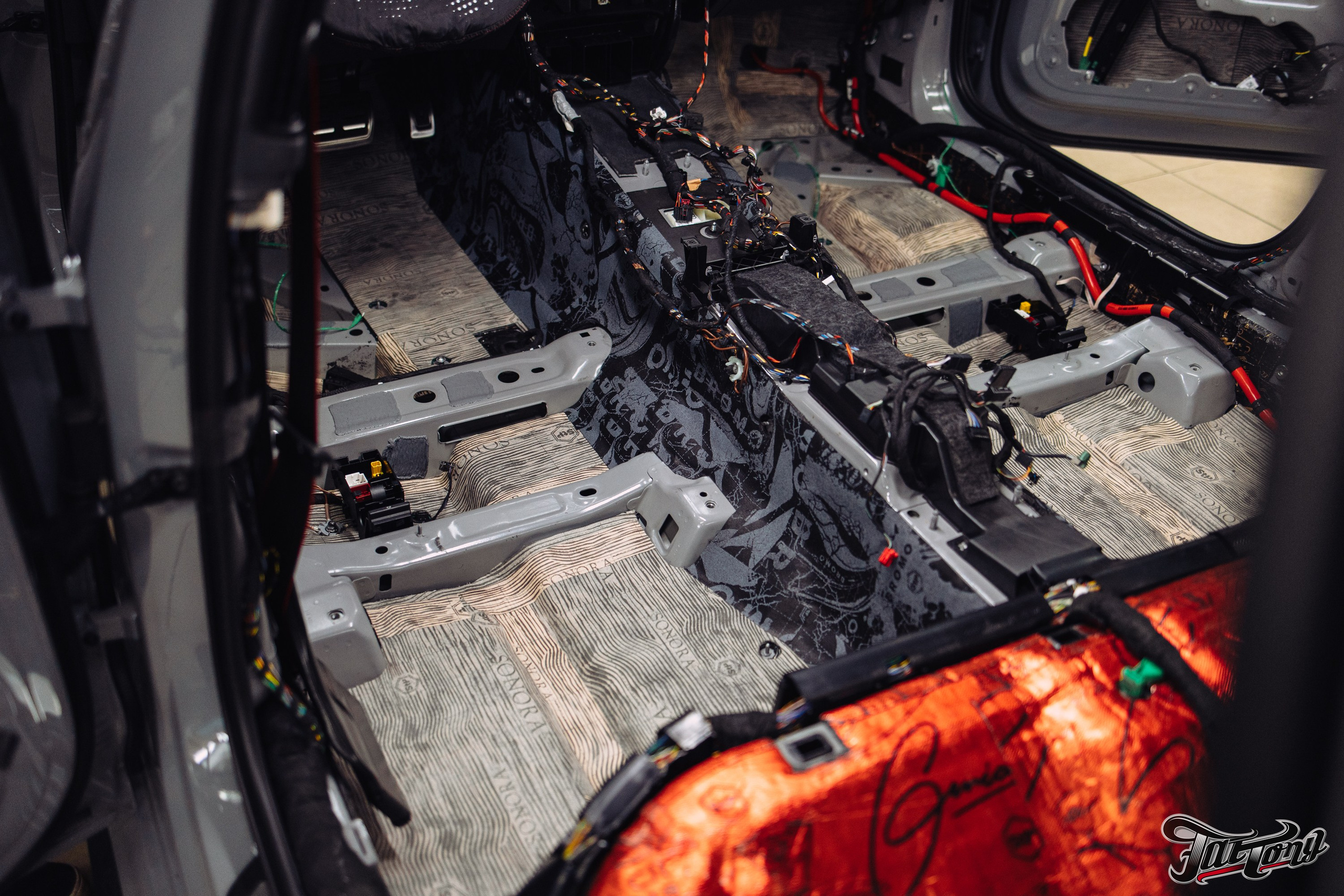 Audi RS6 снятие старой шумоизоляции и нанесение новой. DeLorein