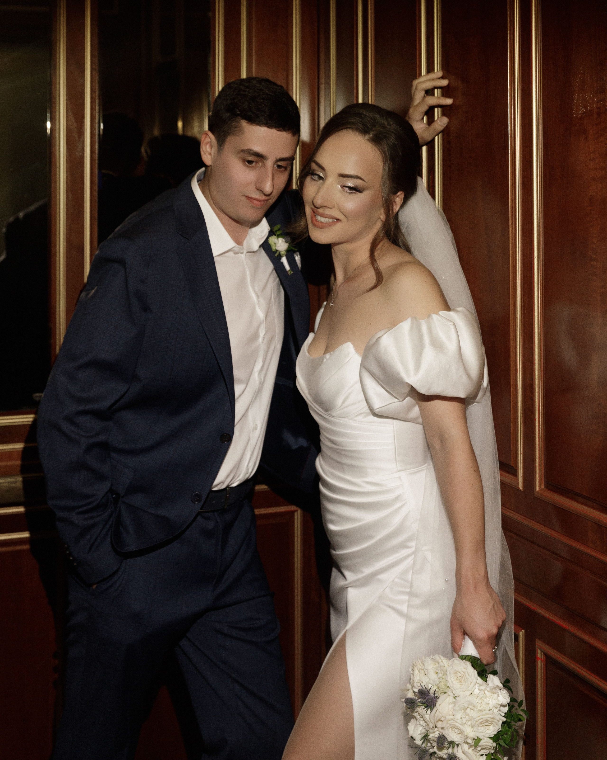 Невеста в свадебном платье с букетом в руках.