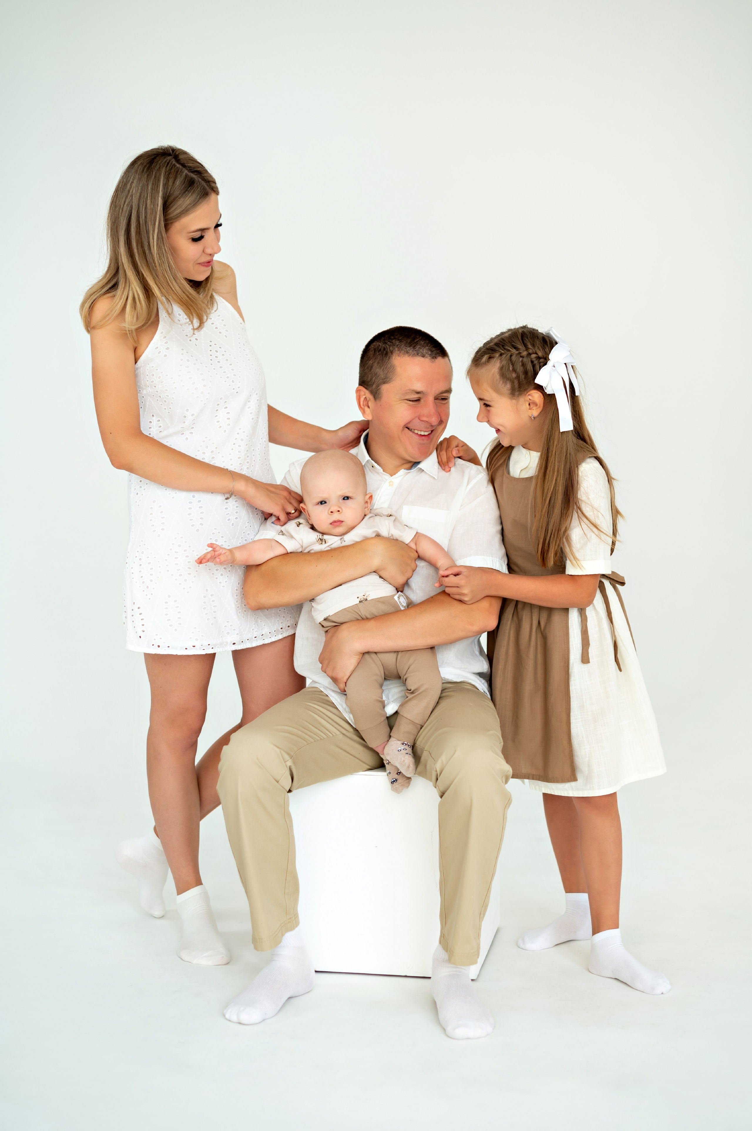 Семейная фотосессия на циклораме. Детский и семейный фотограф г. Москва Оксана Катаджи