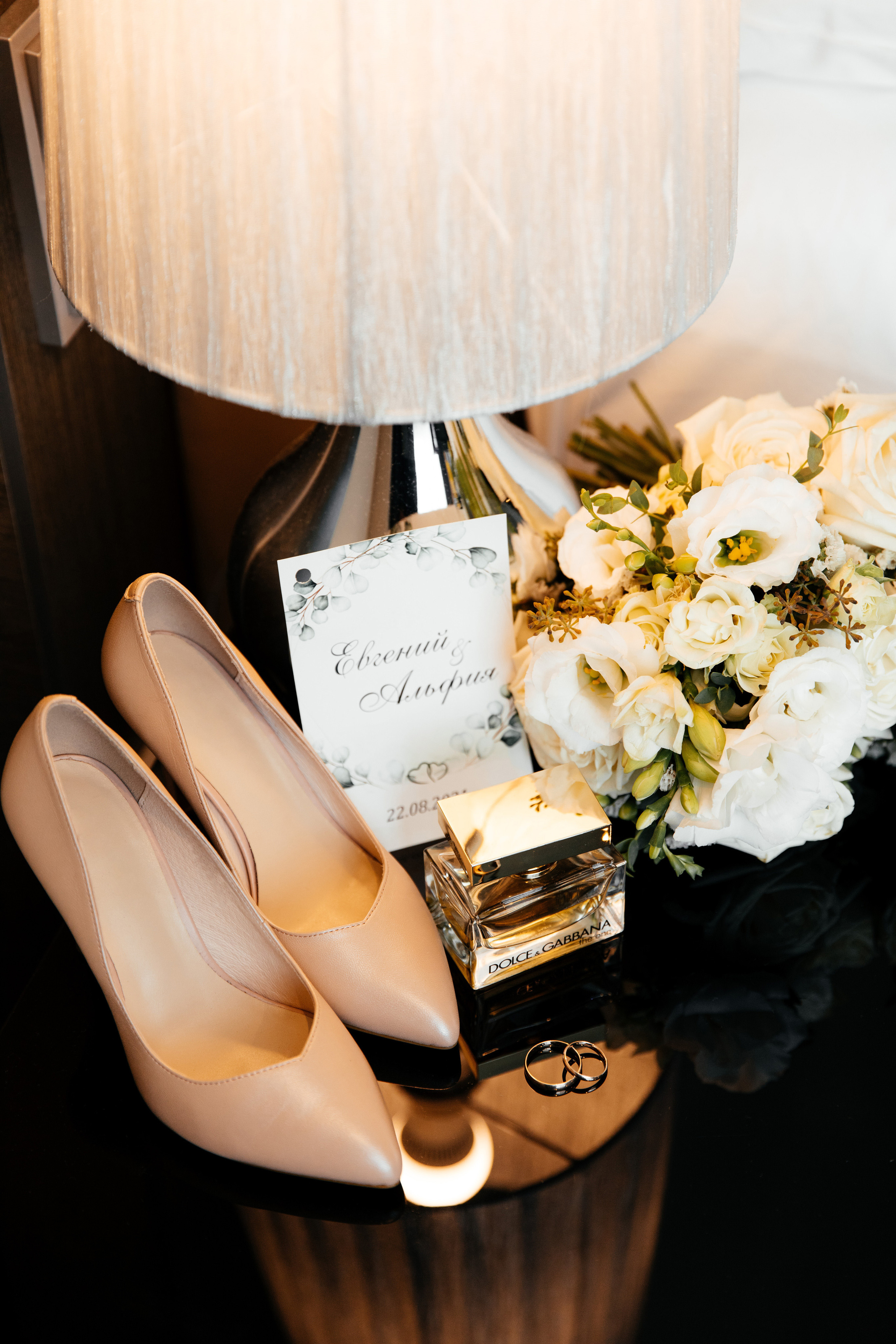 свадебные детали невесты: кольца, букет, духи, туфли, пригласительное