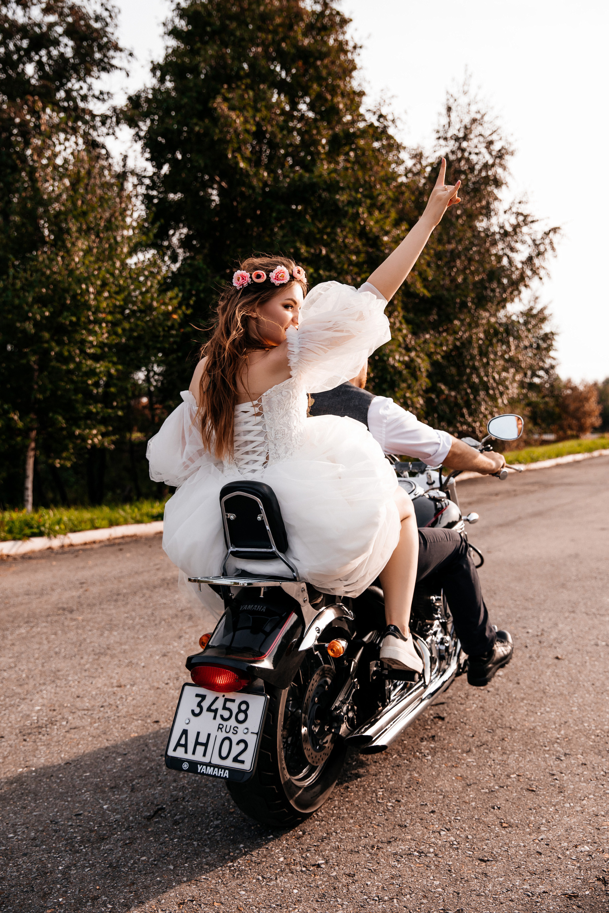 невеста на мотоцикле радуется свадьбе