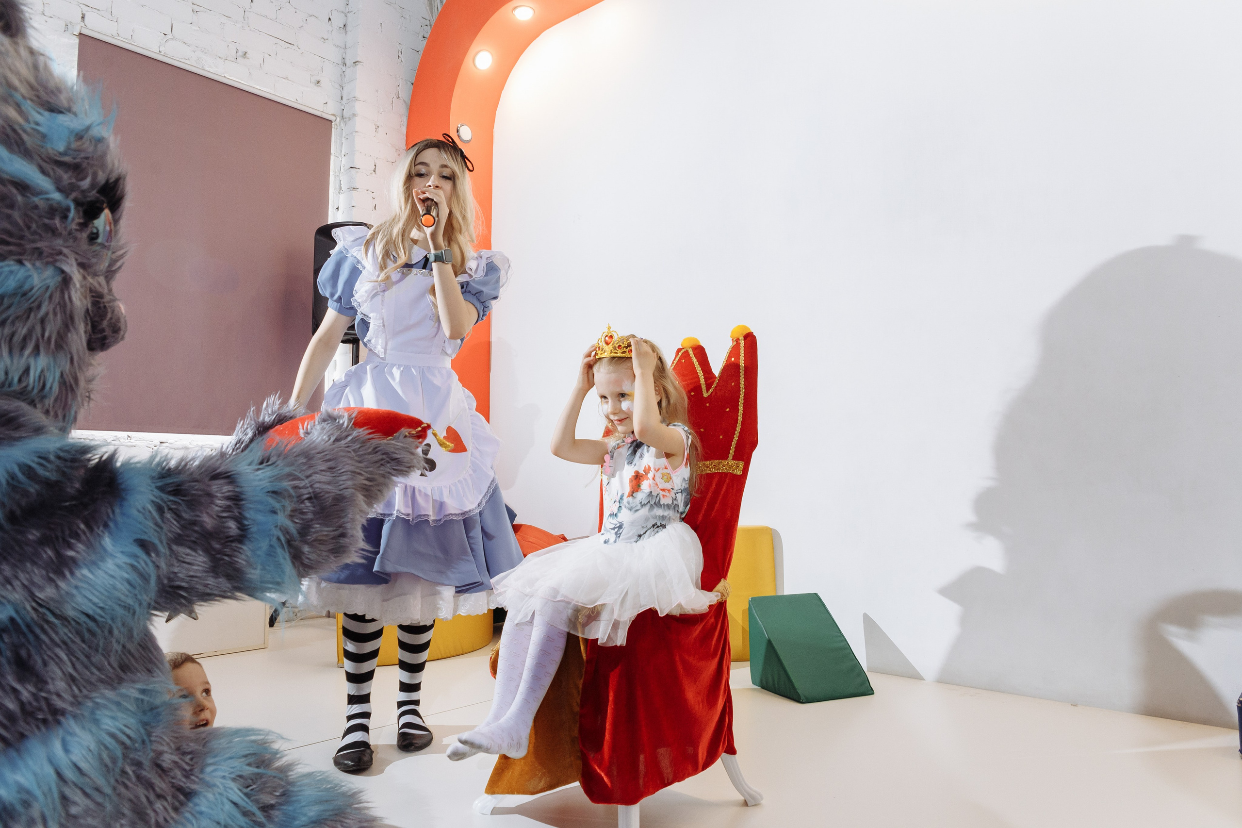 Олеся празднует свое 6 летие в компании Алисы, Чеширского кота и друзей. Событийный фотограф Максим Бескоровайновнов