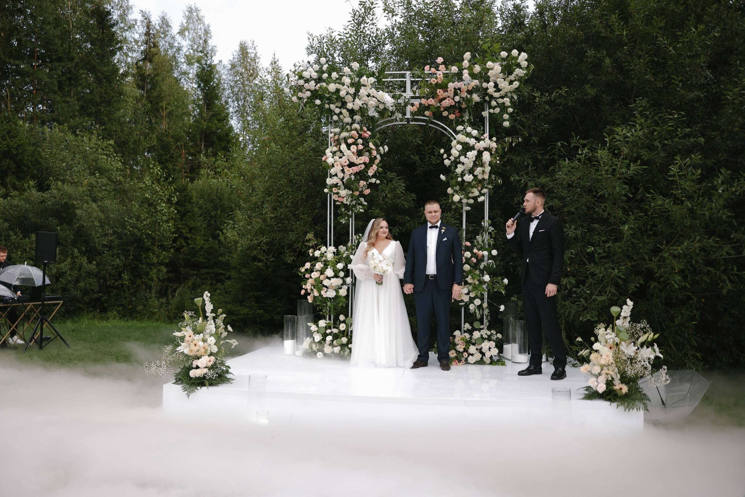 Красивая выездная церемония на поляне в усадьбе Тайны Рублёва