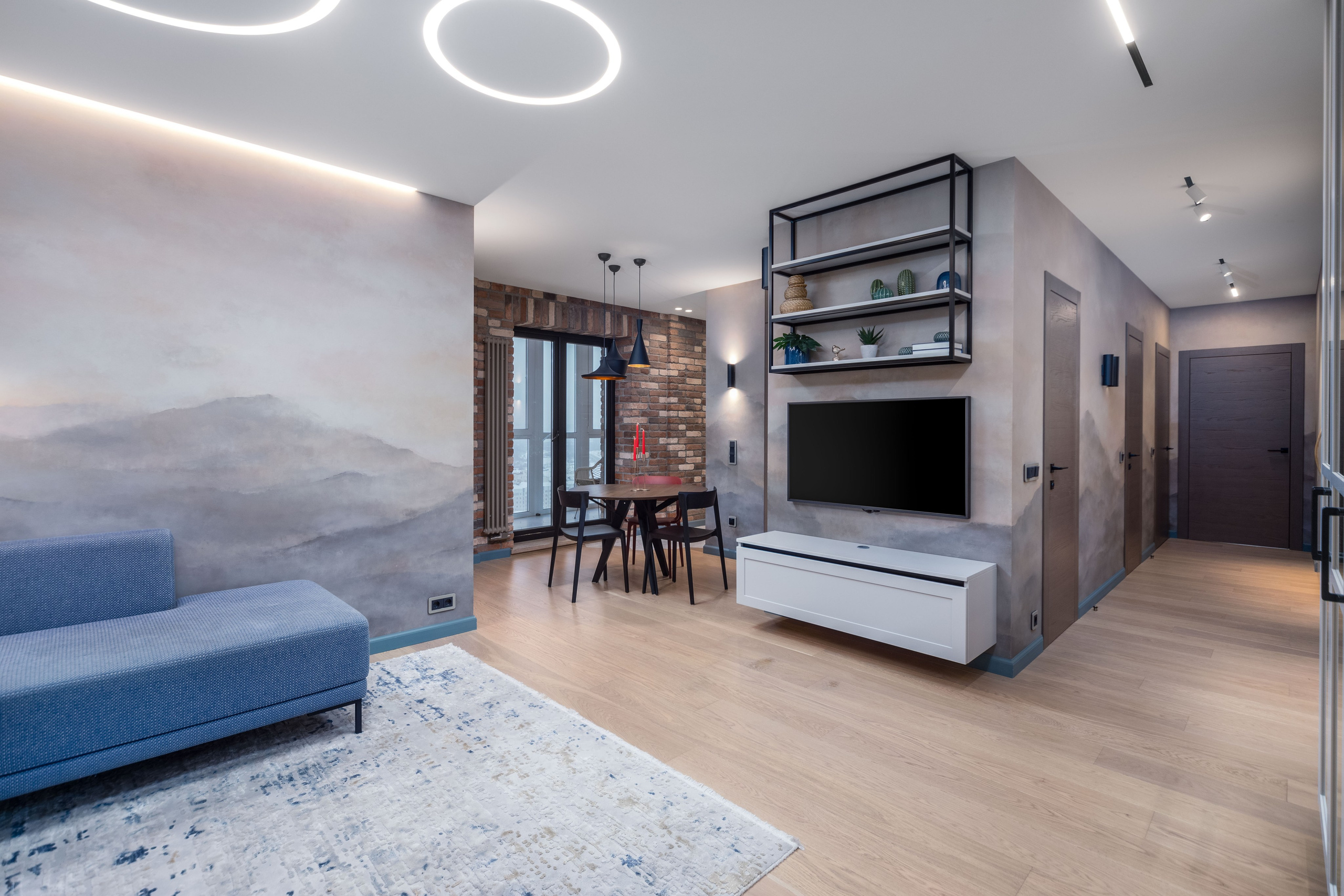 ТВ-зона в гостиной четырехкомнатной квартиры в Минске