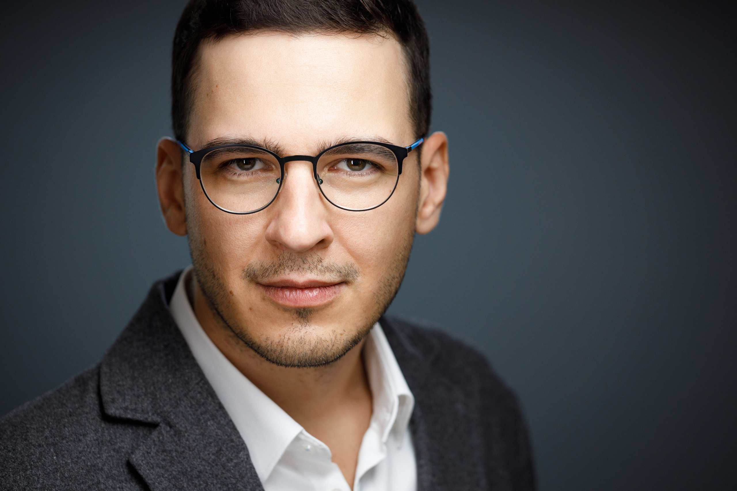 Headshot & portrait session for Arthur. Headshot & portrait photographer Alexei Shendrick