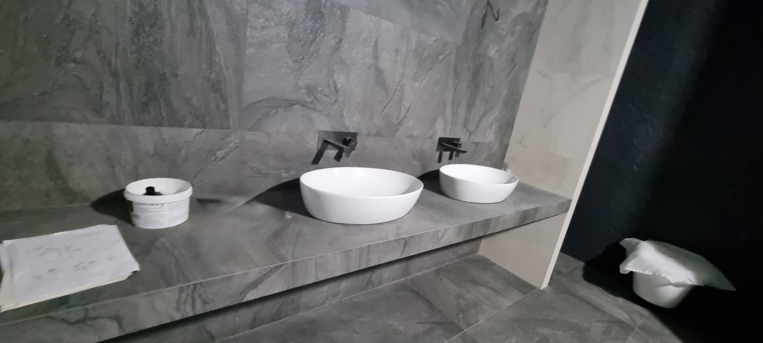 Двойная раковина . Минималистичный дизайн с хромированными смесителями — функциональность и стиль в одном решении.