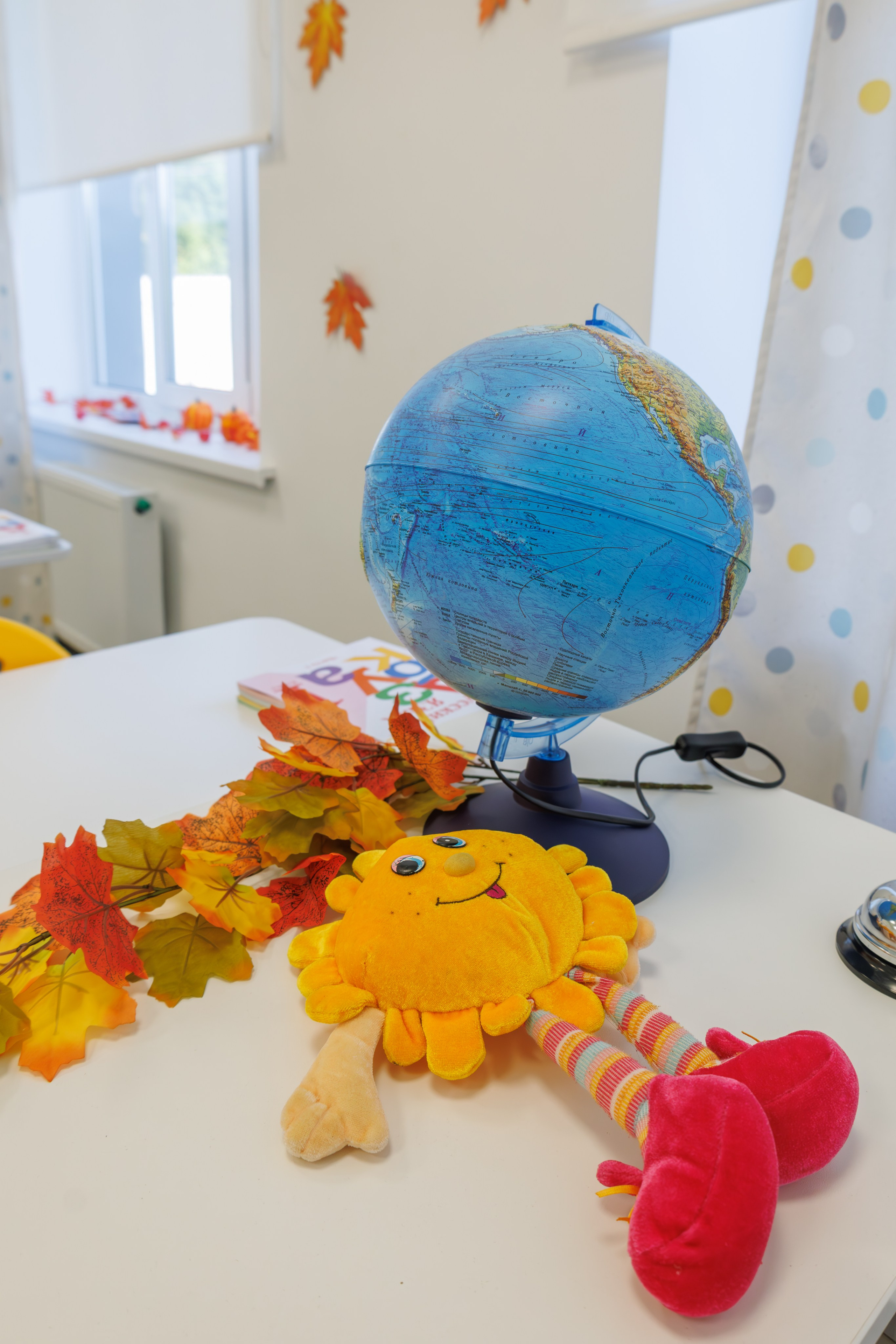 Линейка 1 сентября в школе - дети с букетами, радостные родители и учителя