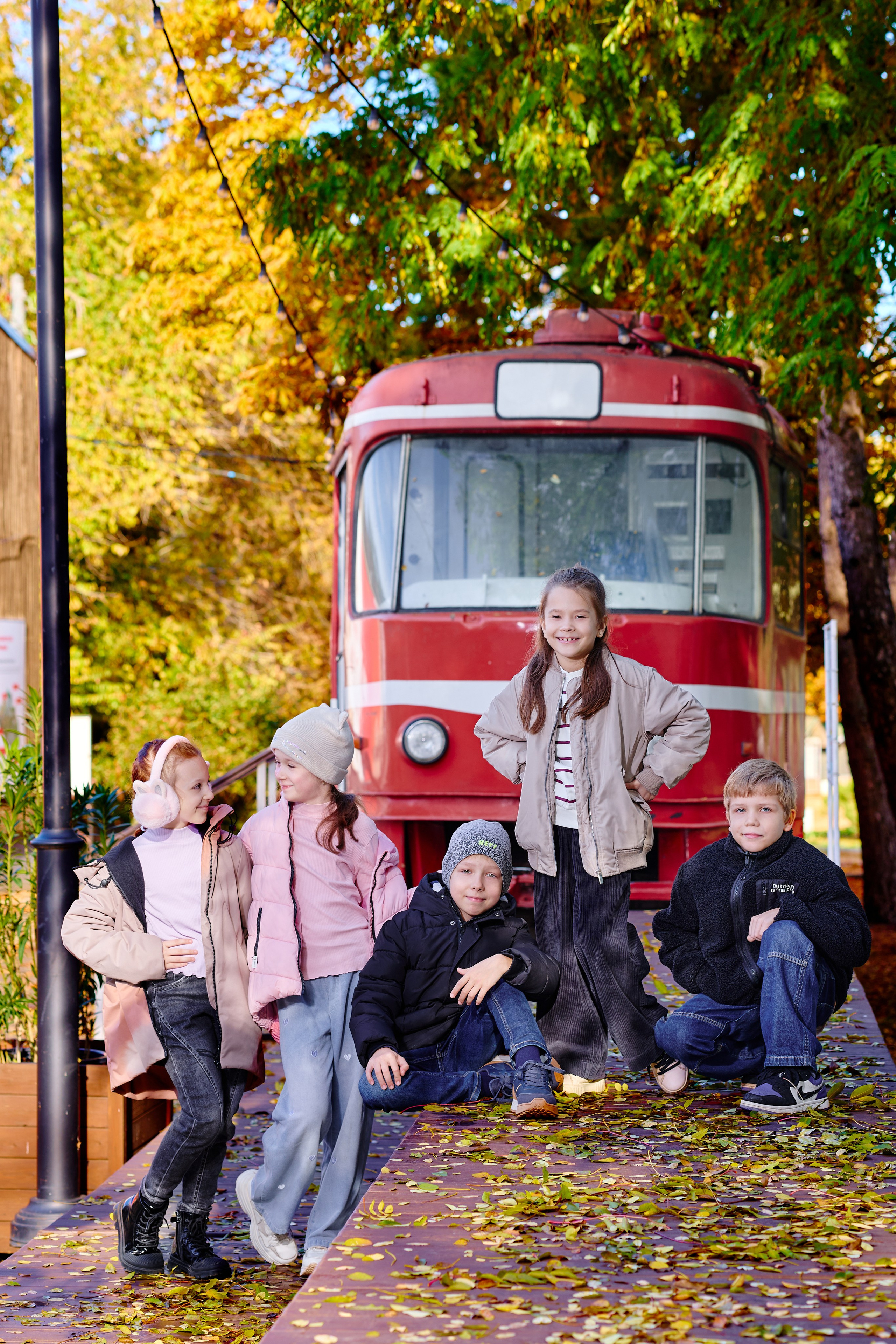 Прогулка в парке классом. Фотограф Выпускные альбомы Таганрог Сергей Коробченко